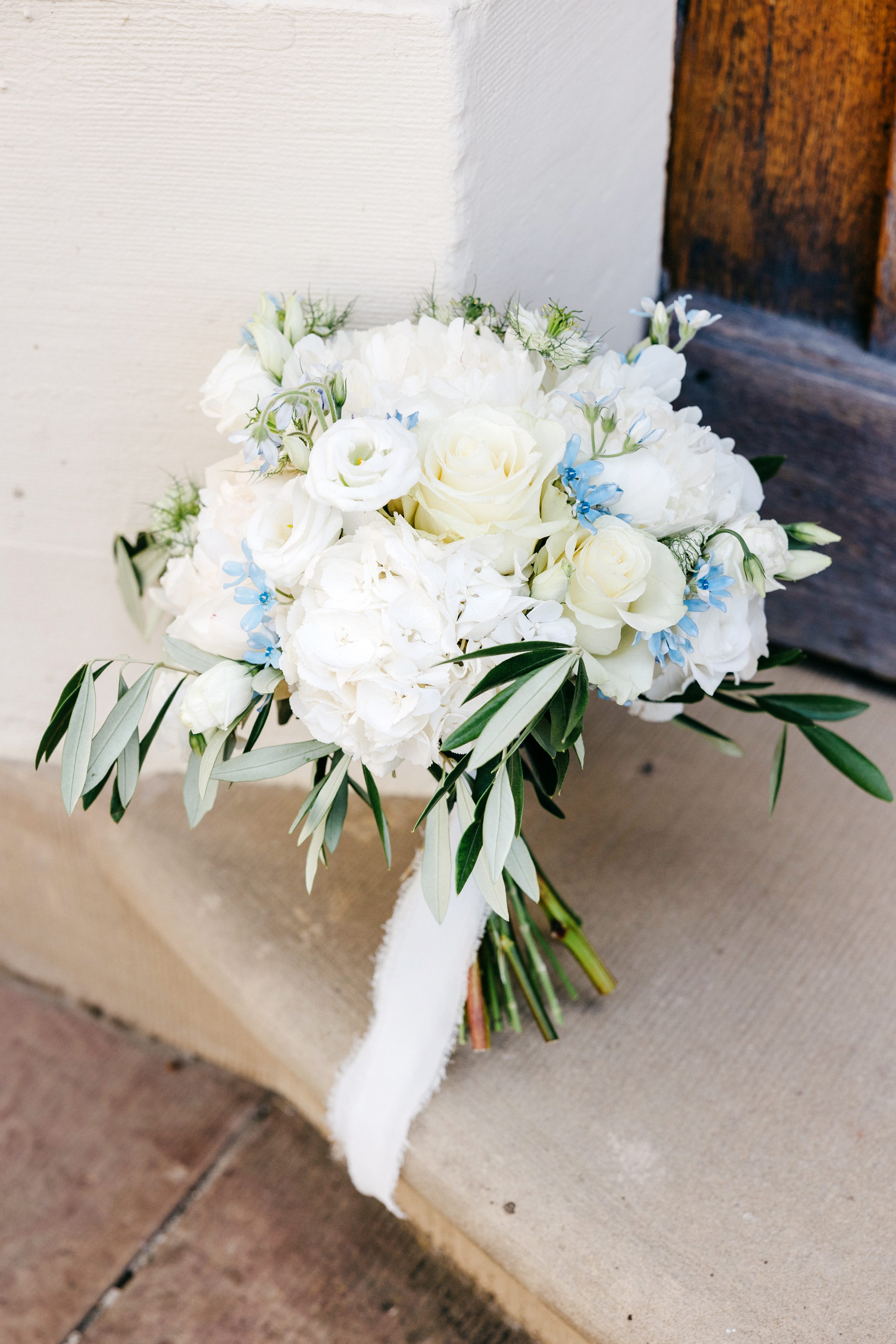 Brautstrauss_rund_gebunden_weiss_blau_gruen_Rosen_Rittersporn_Olive_Eukalyptus