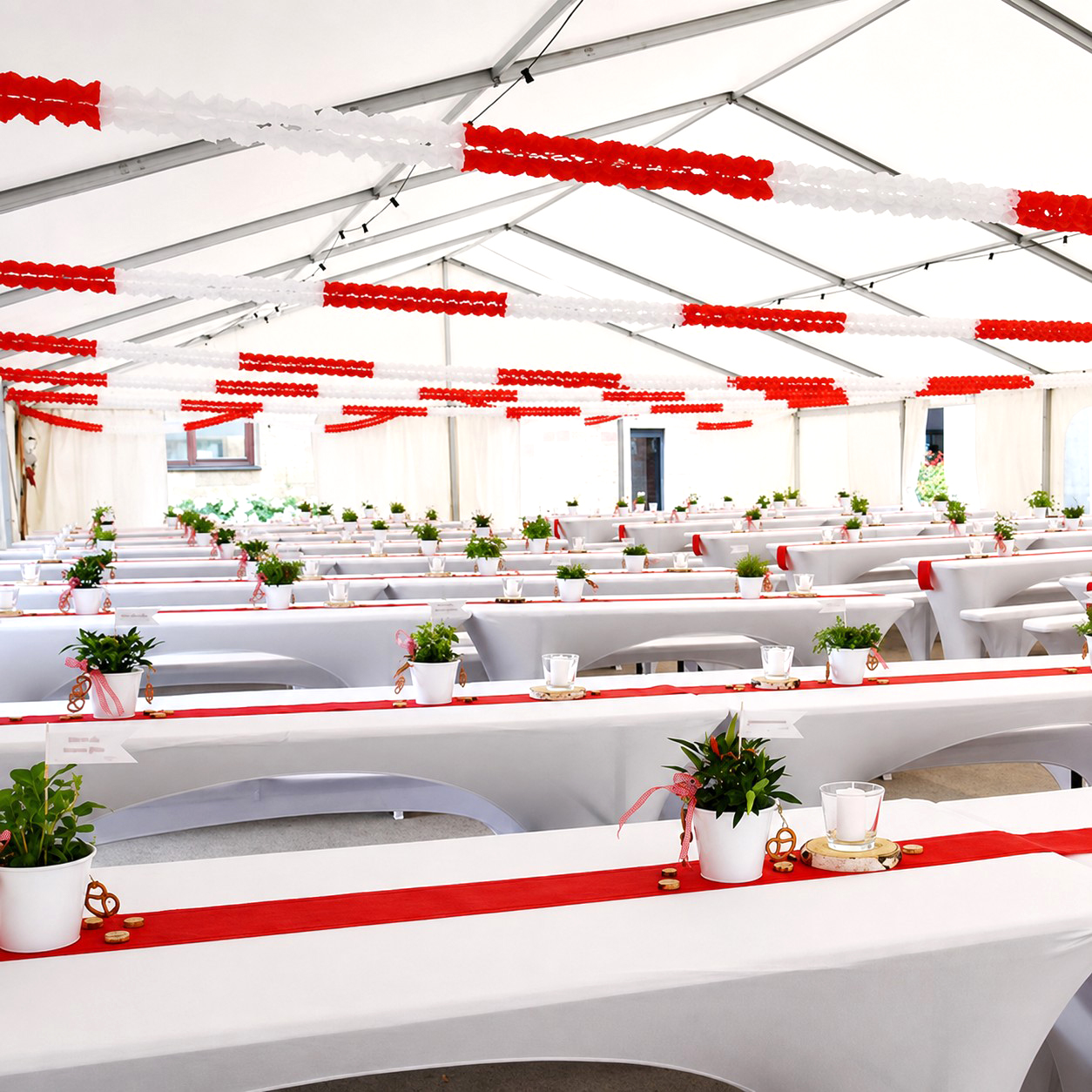 Biertischhussen-Set Stretch weiss Festbankhussen Festbankgarniturhussen mieten | Verleih Firmenevent Messe Sommerfest Veranstaltung B2B Catering