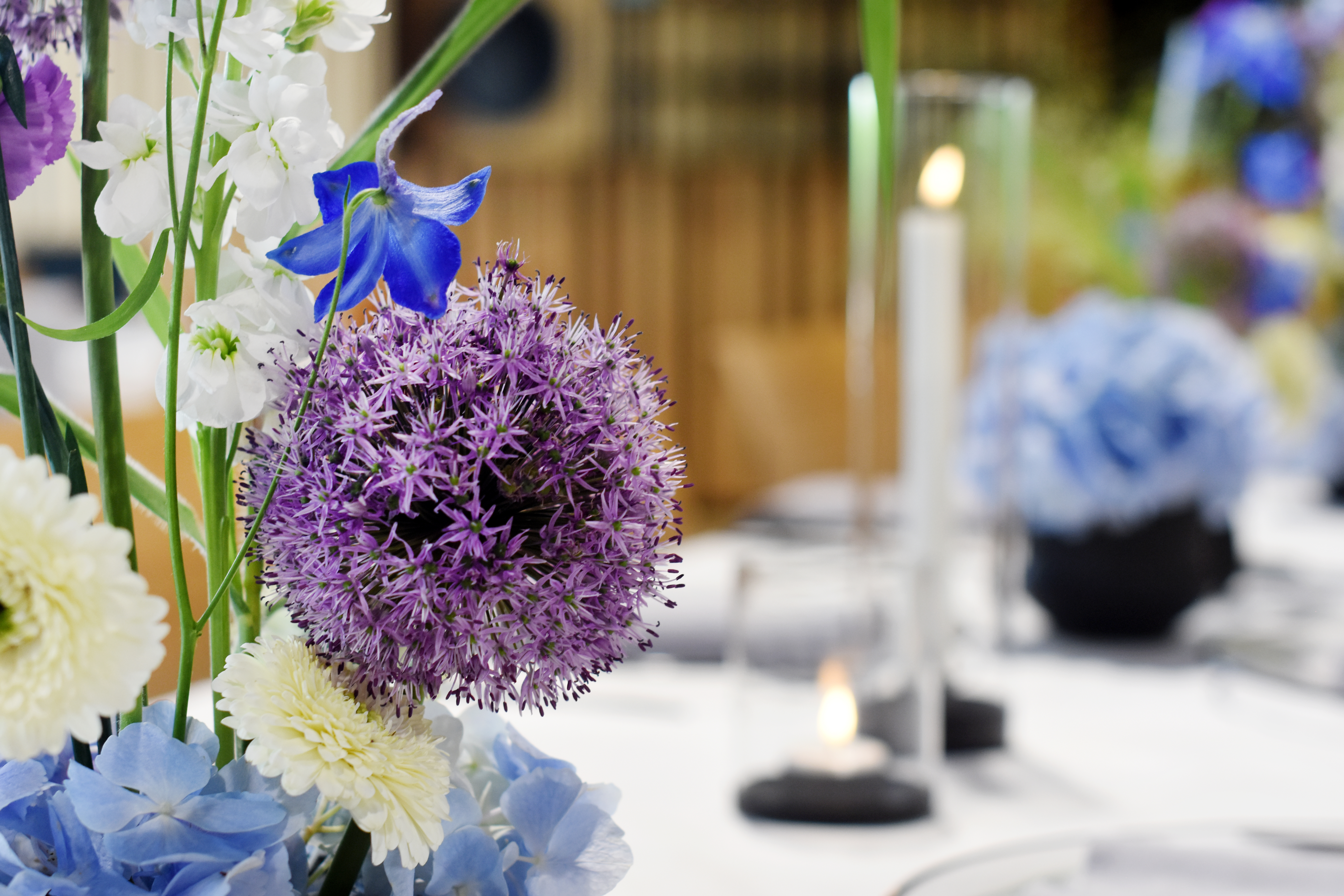 Dekoration_Firmenevent_Tisch_Blumen__minimalistisch_Alium_Rittersporn_Hortensie_modern_6
