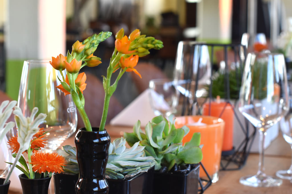 firmenevent_dekoration_industrial_orange_vase_windlicht_tischdeko