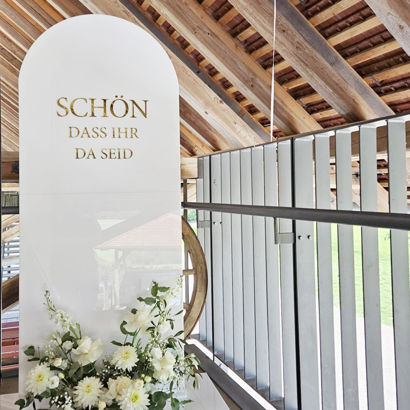 Willkommensschild "Schön dass ihr da seid" Acryl round bow weiss mieten für Hochzeit und Feier2