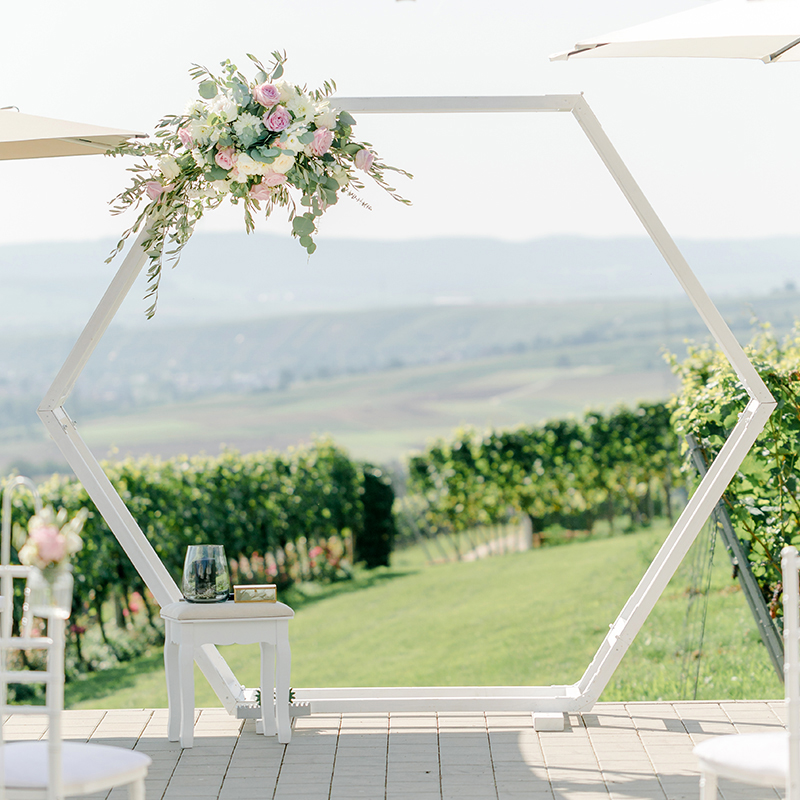 Traubogen_Backdrop_Hexagon_sechseck_Holz_weiss_Hochzeit_Freie_Trauung_mieten