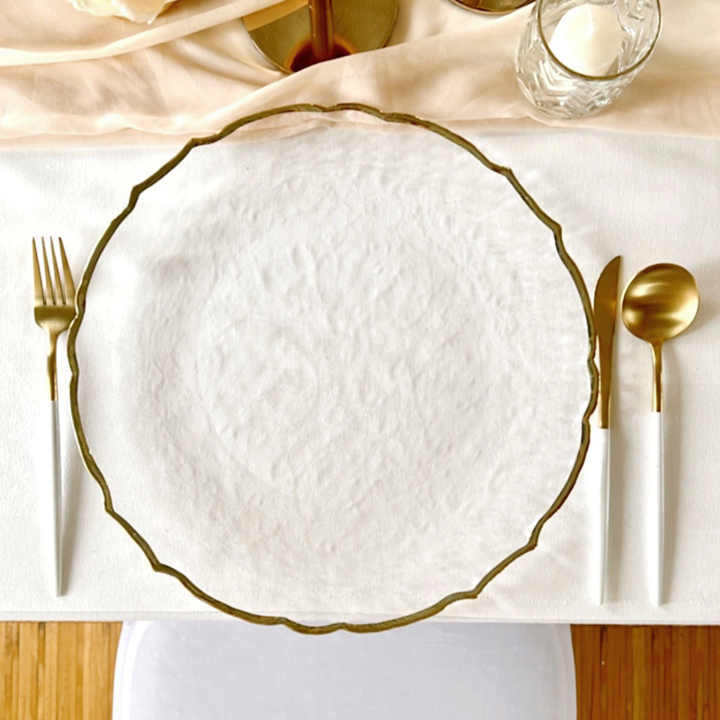 Platzteller_Eleganz_Struktur_Wellenrand_Glas_rund_klar_Goldrand_33cm_mieten_Verleih_Hochzeit_Firmenfeier_Geburtstag_1_2