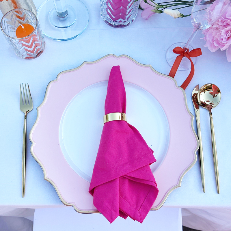 Platzteller_Eleganz_Kunststoff_rund_weiss_rosa_Goldrand_wellenrand_33cm_mieten_Verleih_Babyparty_JGA_Hochzeit_Firmenfeier_Geburtstag_12