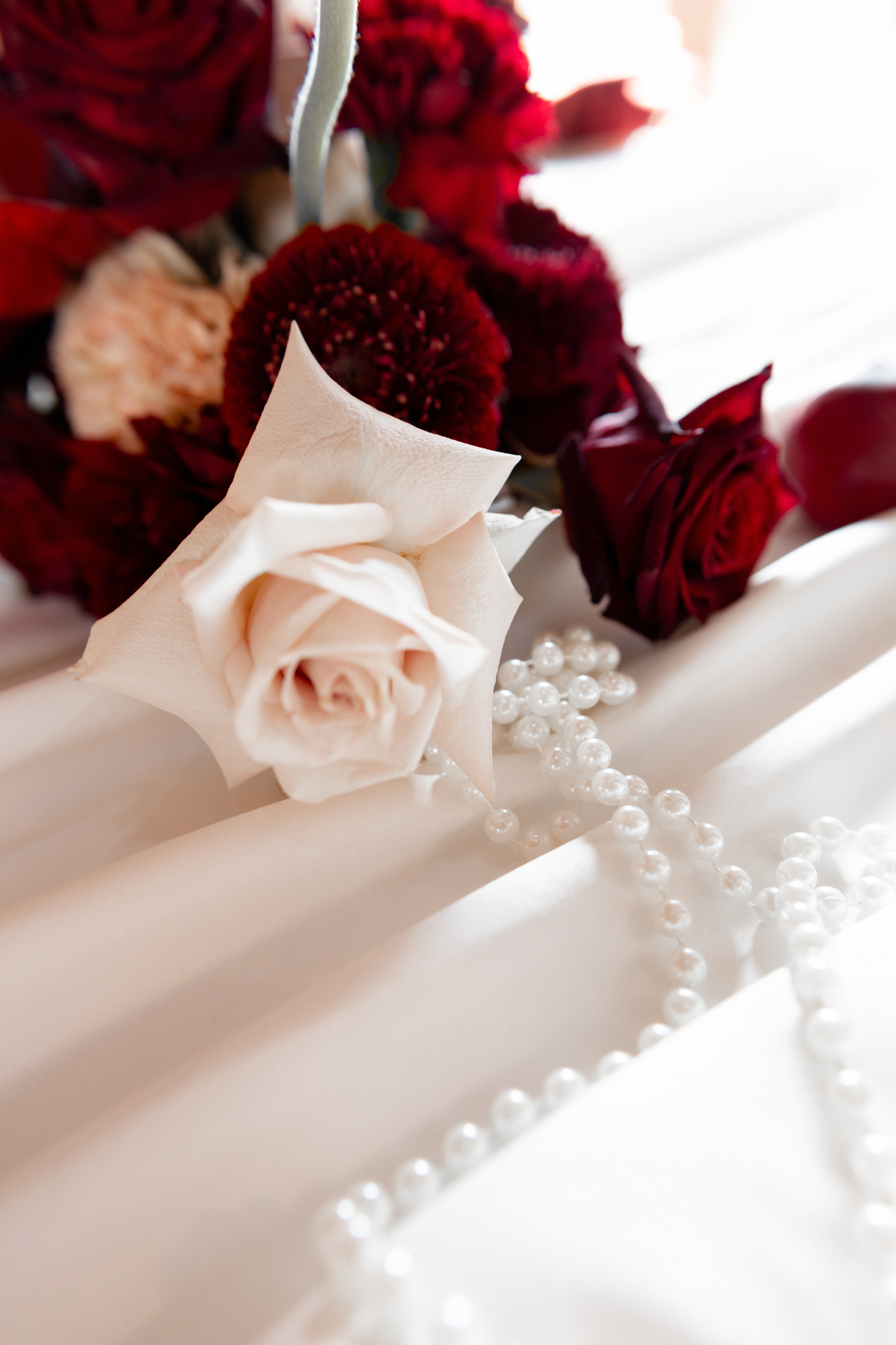Hochzeit_individuell_einzigartig_Blumen_Petlenketten_Satin_Verleih_Fullservice