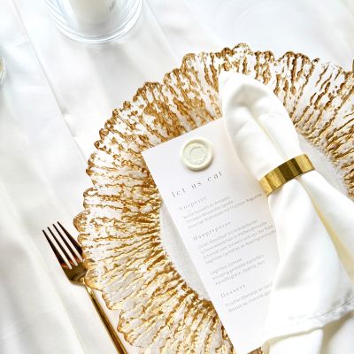 Eleganter Platzteller Glas klar rund mit Struktur Goldrand mieten für Hochzeit Event Party
