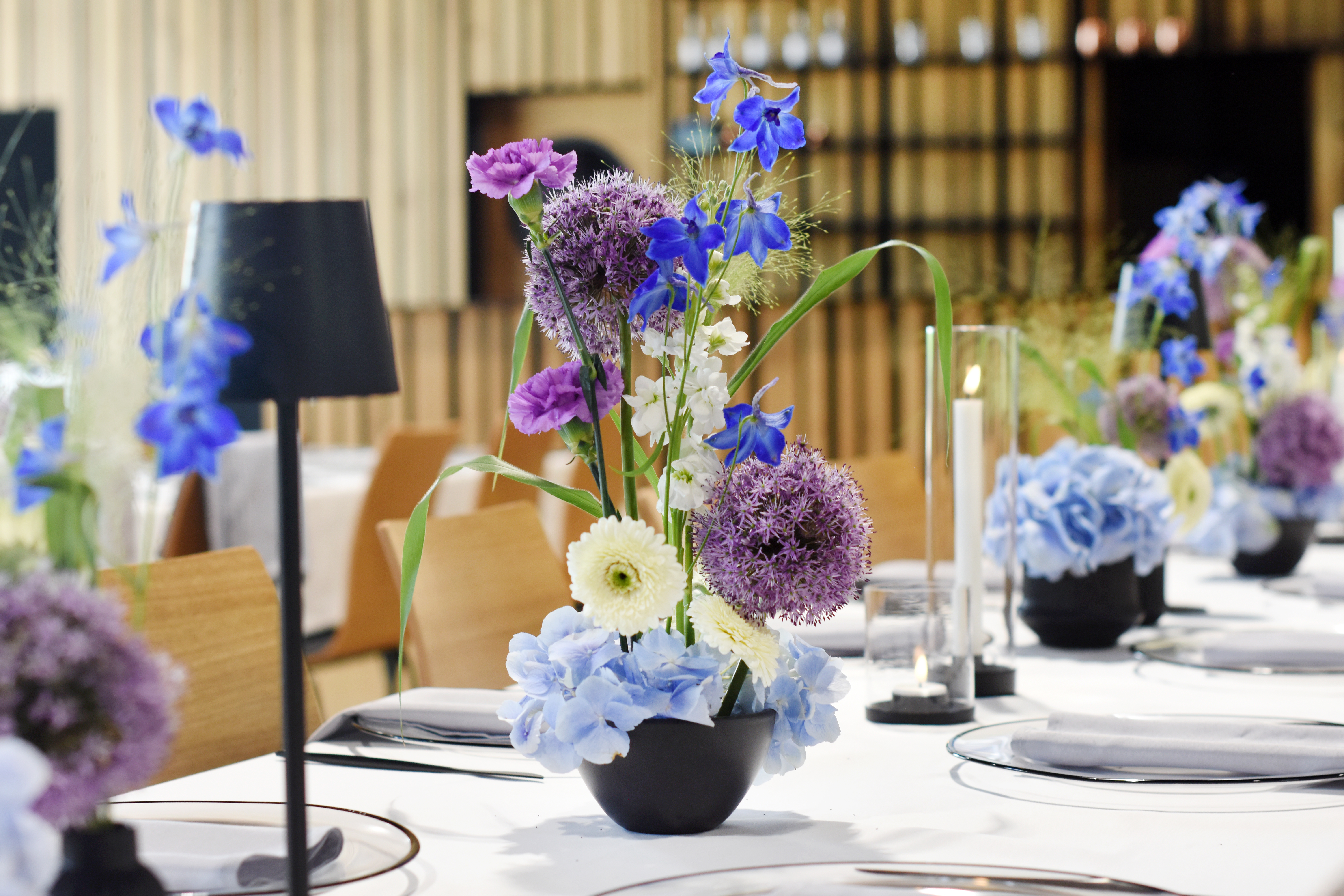 Dekoration_Firmenevent_Tisch_Blumen__minimalistisch_Alium_Rittersporn_Hortensie_modern_2