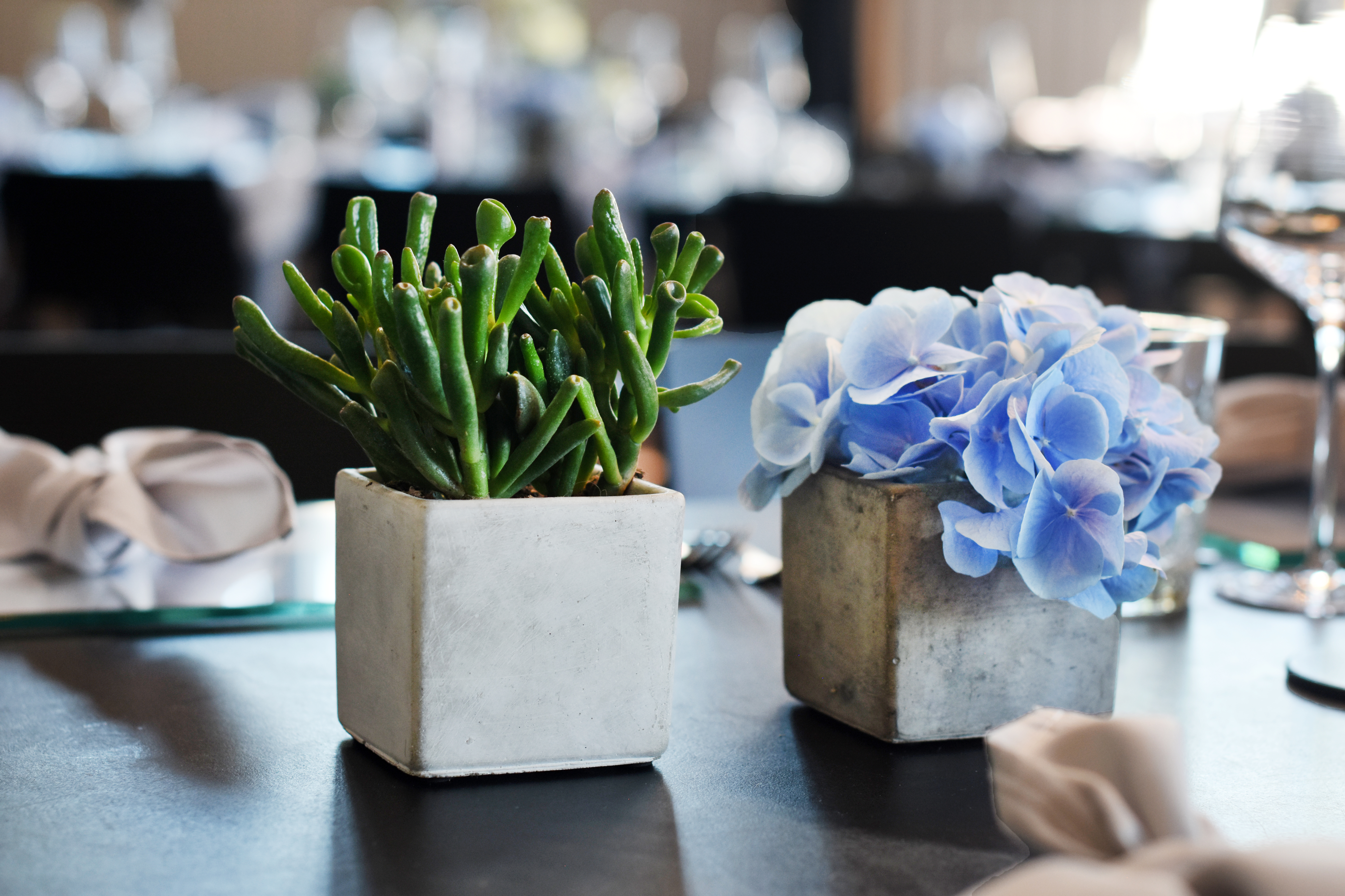 Dekoration_Firmenevent_Tischdeko_modern_puristisch_weiss_blau_grau_schwarz_2