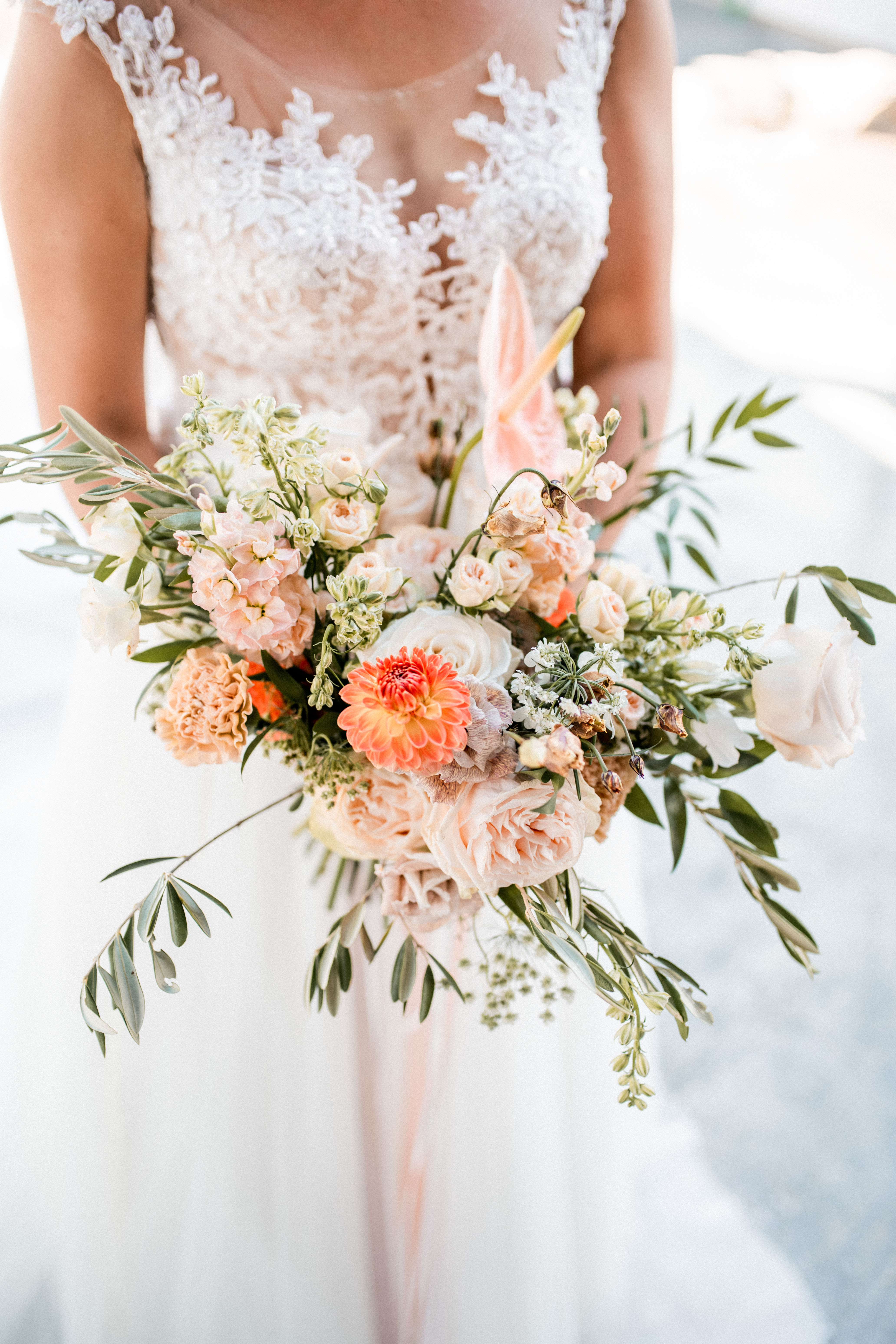 Brautstrauss_weiss_apricot_koralle_Rosen_Anthurien_Olive