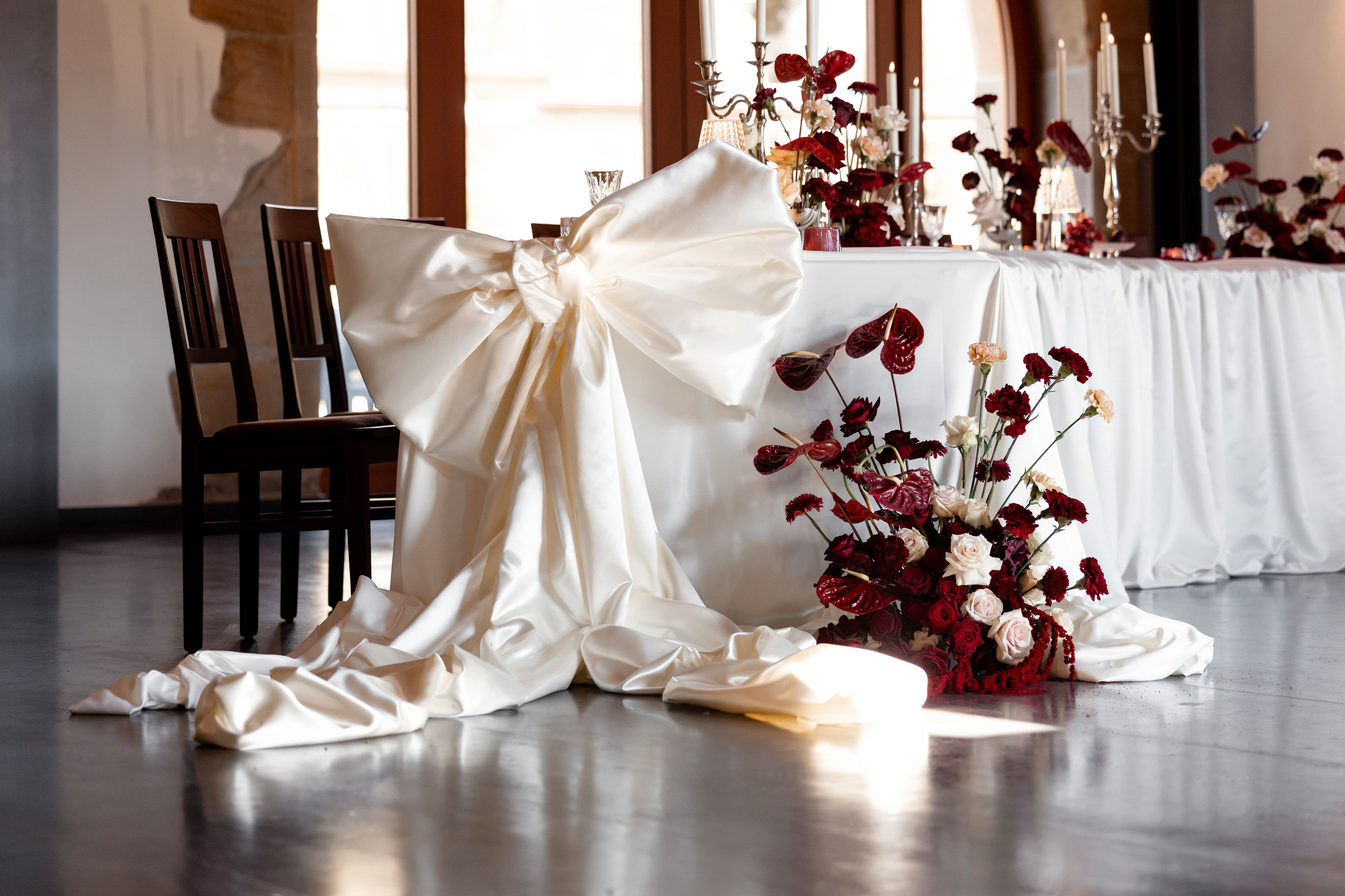 Exklusive_Deko_Schleife_Satin_Blumen_Verleih_rose_burgundy _Anthurien_Rosen_Eventscheune_Ludwigsruhe_Hochzeit_Heilbronn