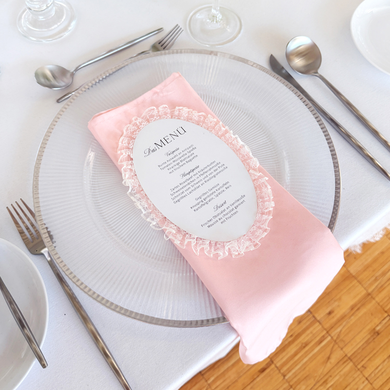 Platzteller_Kunststoff_Rille_Silberrand_Satin_Serviette_rosa_mieten