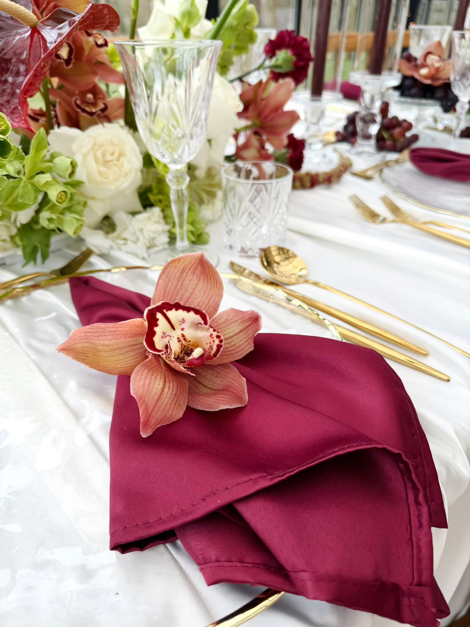 Verleih_Serviette_Satin_bordeaux_Hochzeit_Geburtstag_Event