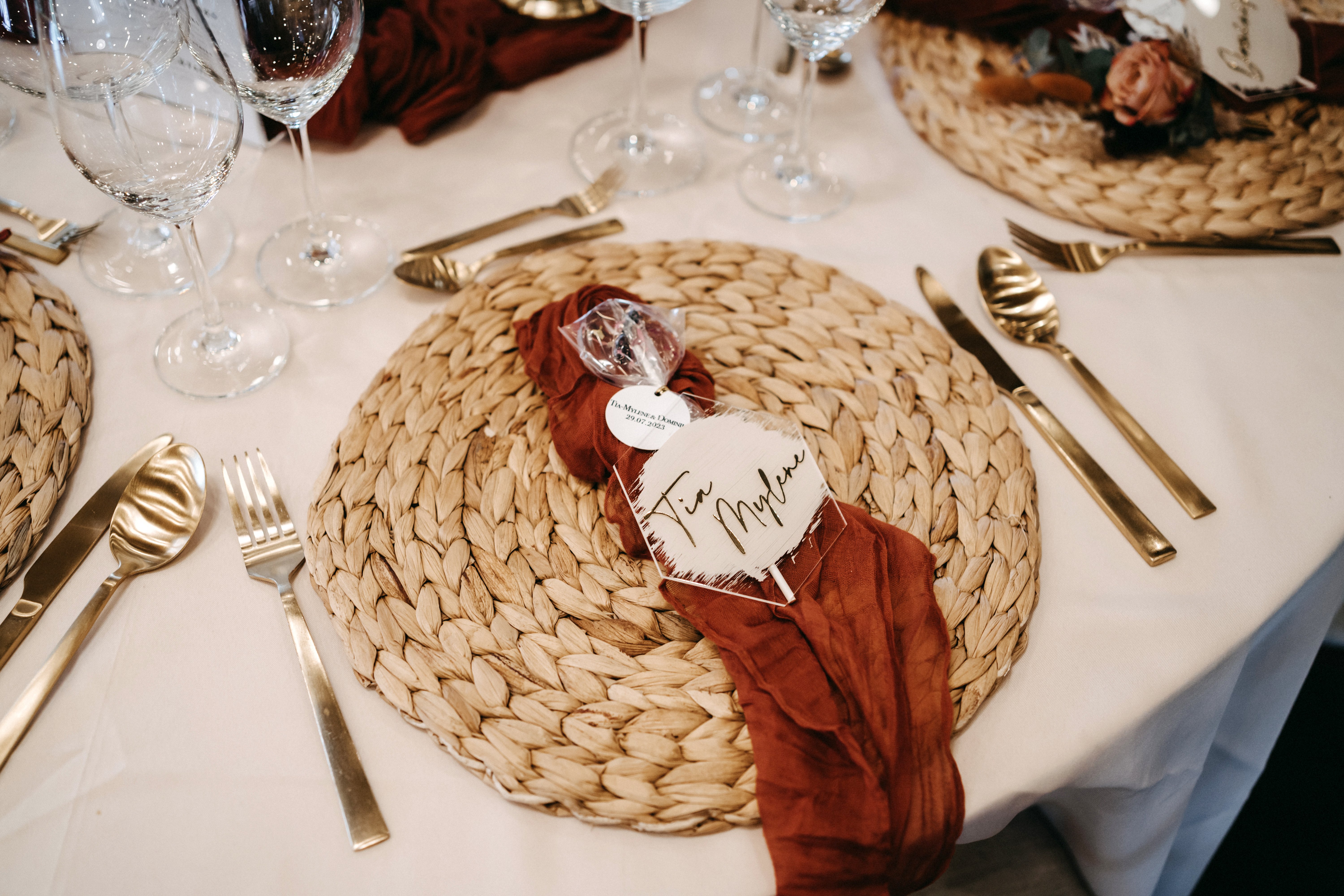 Hochzeit_Steinbachhof_Tischdeko_Platzset_Wasserhyazinthe_Servietten_Musselin_Besteck_gold_mieten_Stuttgart