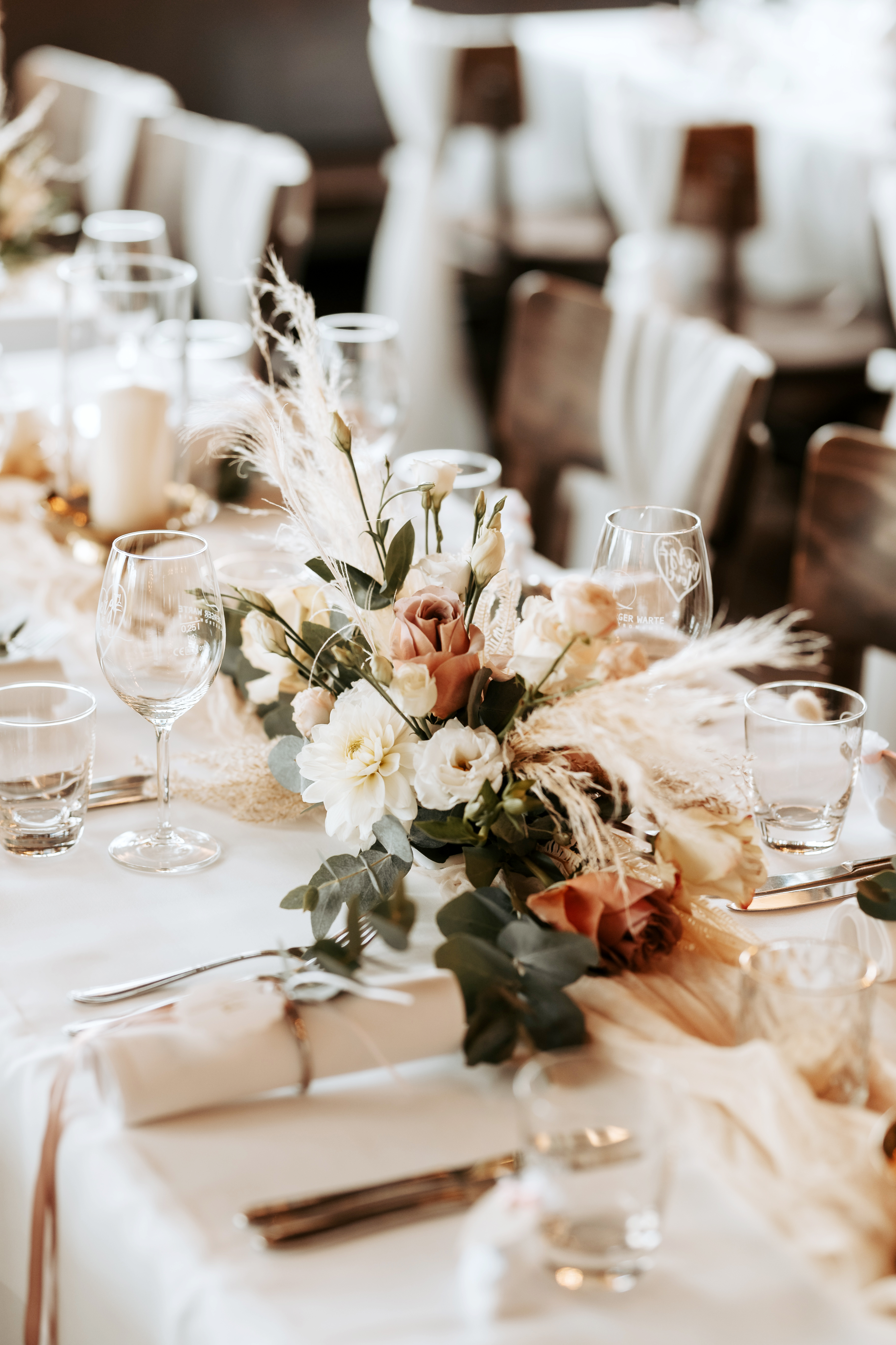 Hochzeit_Heuchelberger_warte_Tischdeko_weiss-blushrose_gestecke_Kerzendeko2