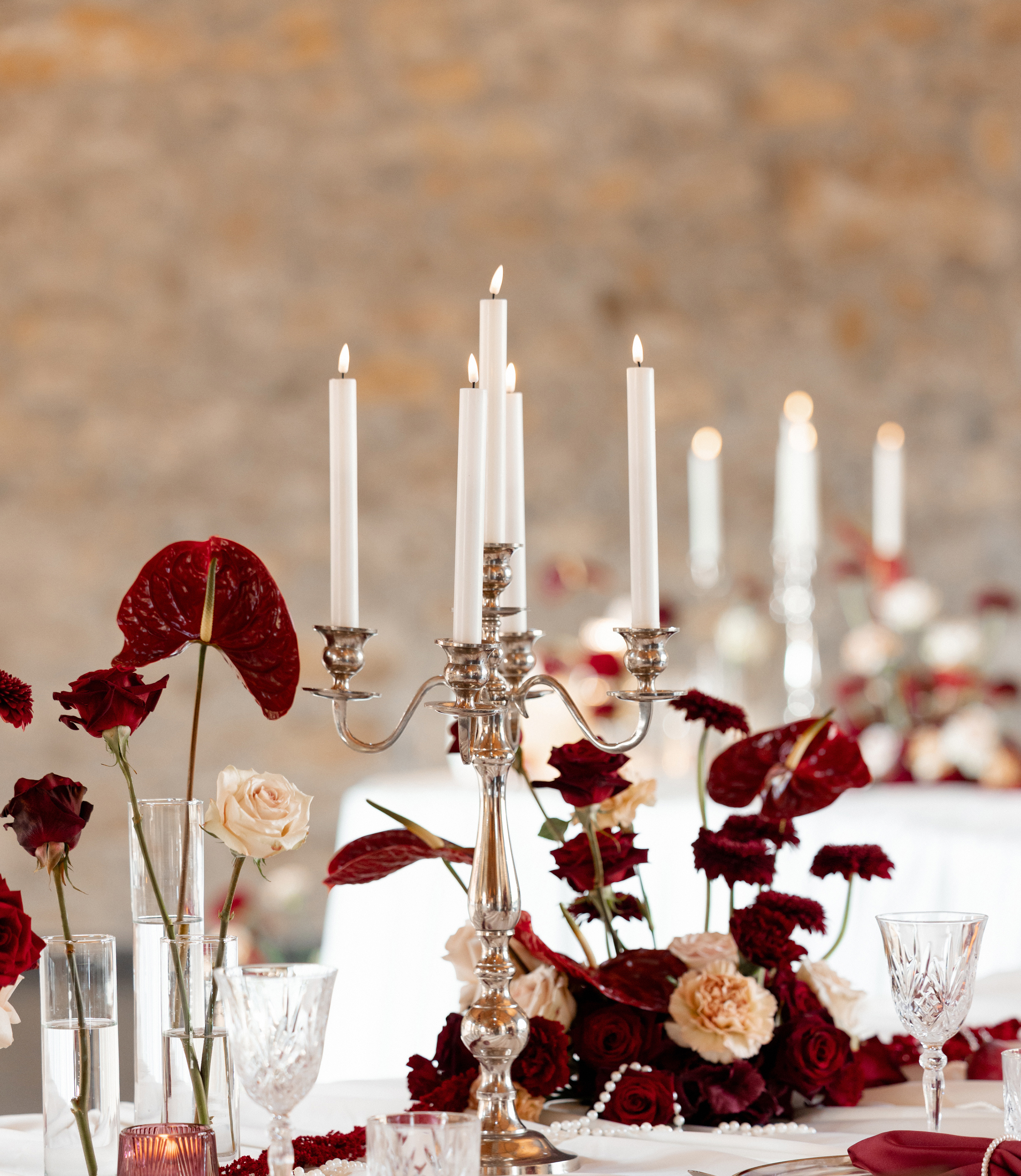 Tischdeko_Blumen_bordeauxrot_Verleih_exklusiv_5-arm_Kerzenleuchter_Eventscheune_Ludwigsruhe_Hochzeit_Heilbronn2