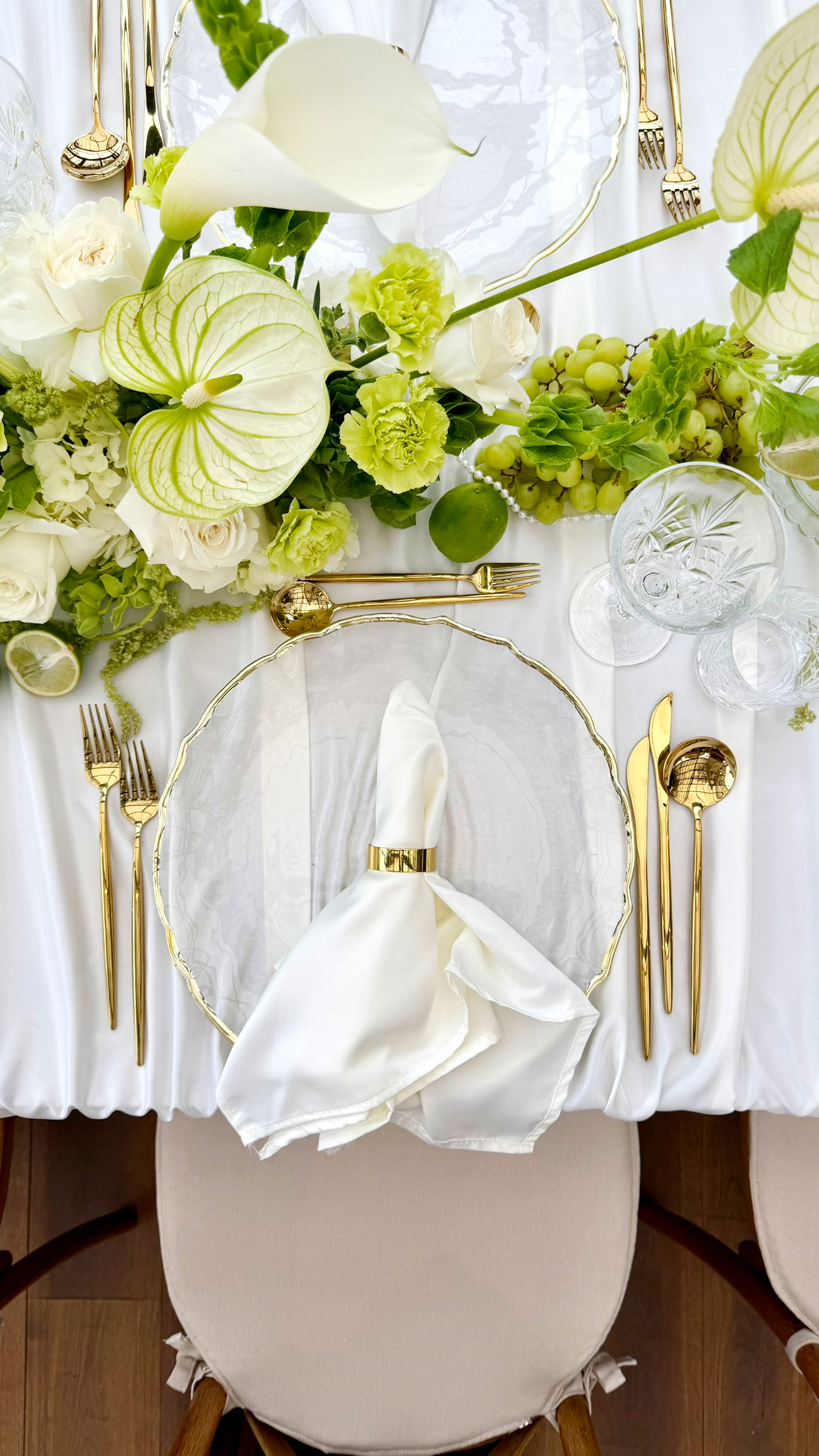 Tischdekoration_Hochzeit_Schlossgut_Lautenbach_Platzteller_Besteck_gold_Tischdecken_Satin_2
