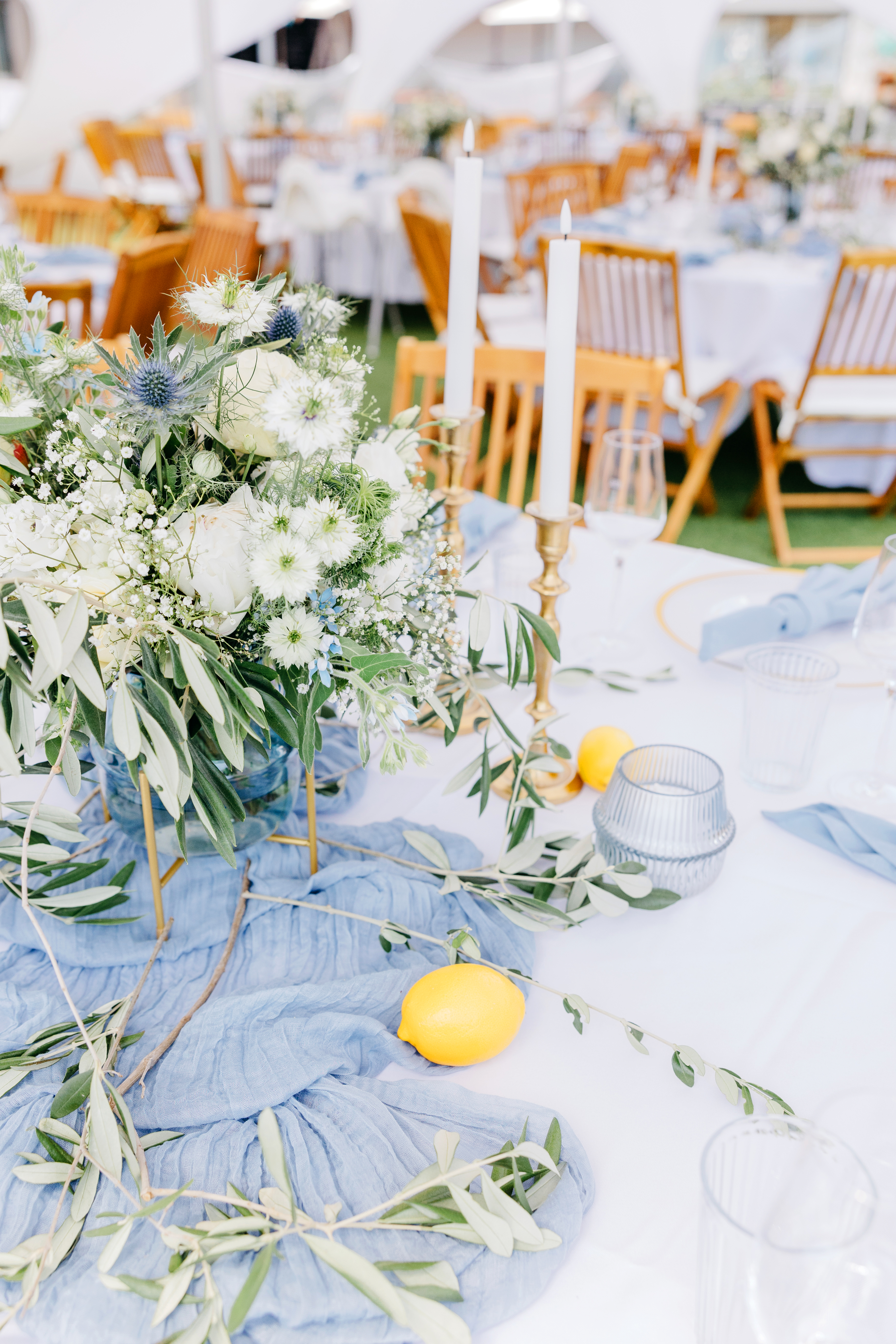 Tischdekoration_Hochzeit_Zelt_Weingut_Bihlmayer_mediterran_weiss_blau_olive_zitrone