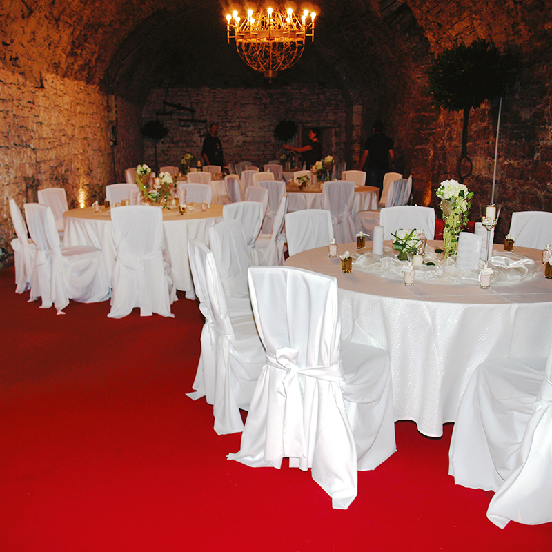 Stuhlhusse_Stuhlueberwurf_flexibel_universell_weiss_mieten_Hochzeit_Event_Veranstaltung_Catering_Messe_B2B-Verleih_3