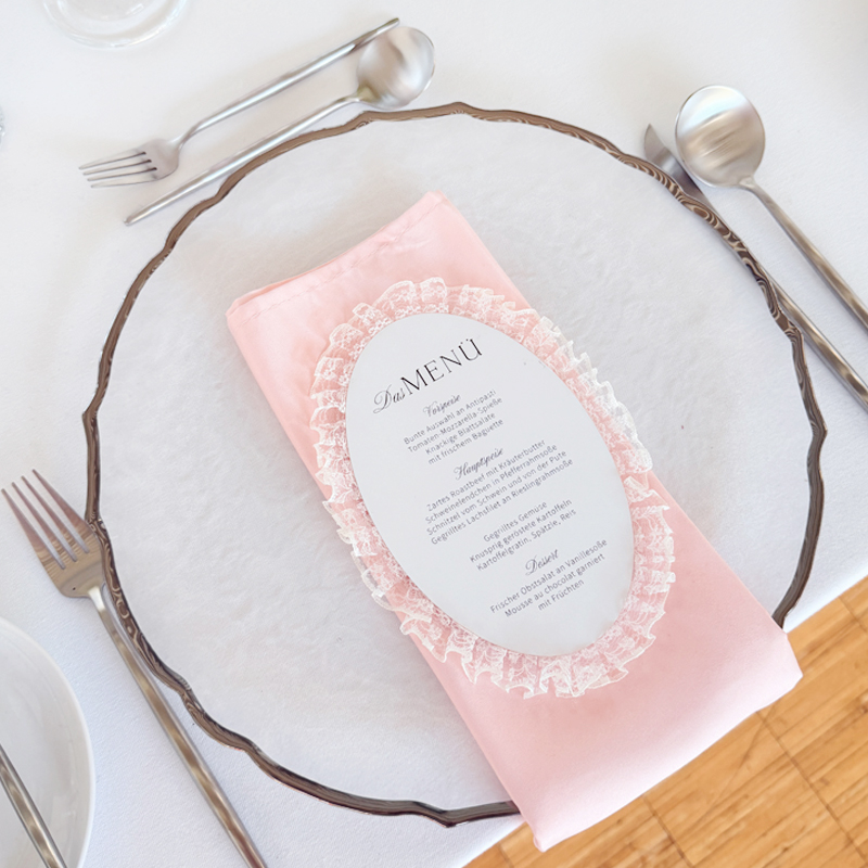 Platzteller_Glas_Struktur_Silberrand_Serviette_Satin_rosa_mieten