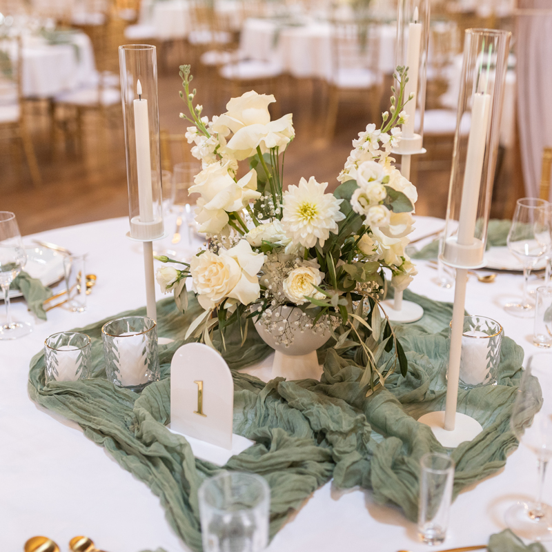 Tischläufer Musselin dusty green grün salbeigrün mieten | Verleih Hochzeit