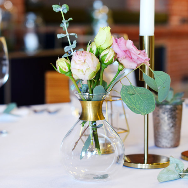 Flaschenvase Flori bauchig mit Goldreif mieten Tischdeko Hochzeit-2