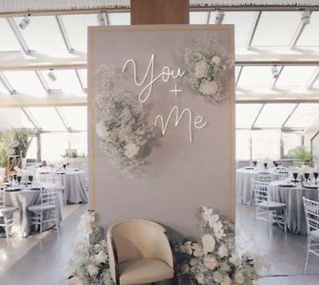 LED Schriftzug LED Sign You + Me Mr Mrs Er Sie mieten für Hochzeitsdekoration und Trauung