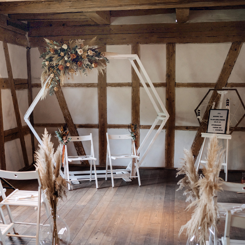 Traubogen_Backdrop_Hexagon_sechseck_Holz_weiss_Hochzeit_Freie_Trauung_mieten