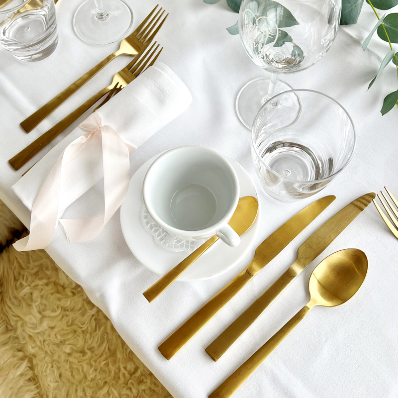 Besteck_Elegant_Gabel_Messer_Loeffel_Dessertgabel_Dessertloeffel_Kaffeeloeffel_gold_Set_5-teilig_mieten_Verleih_Hochzeit_Firmenfeier_Geburtstag_1