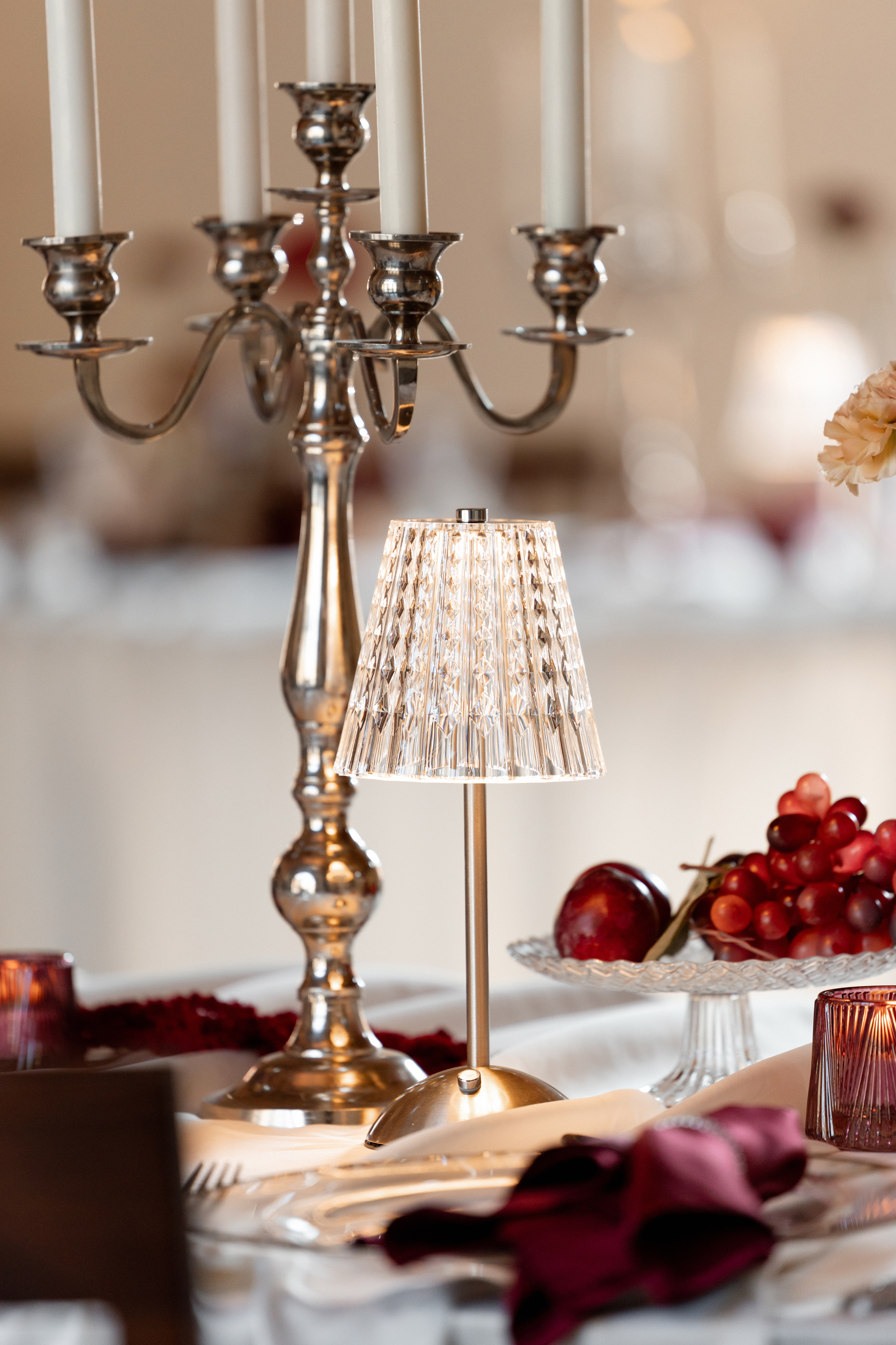 Tischdeko_Blumen_bordeauxrot_Verleih_exklusiv_LED_Tischlampe_silber_Eventscheune_Ludwigsruhe_Hochzeit_Heilbronn