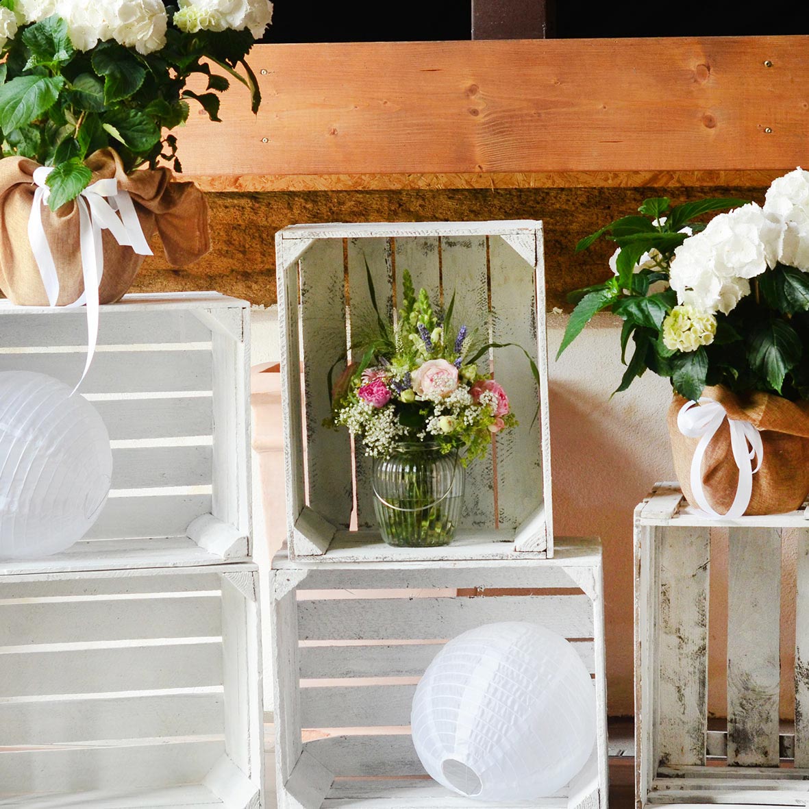 Weinkiste Holz weiss Vintage Sitzplan Candybar Willkommen Deko Hochzeit Feier mieten_4