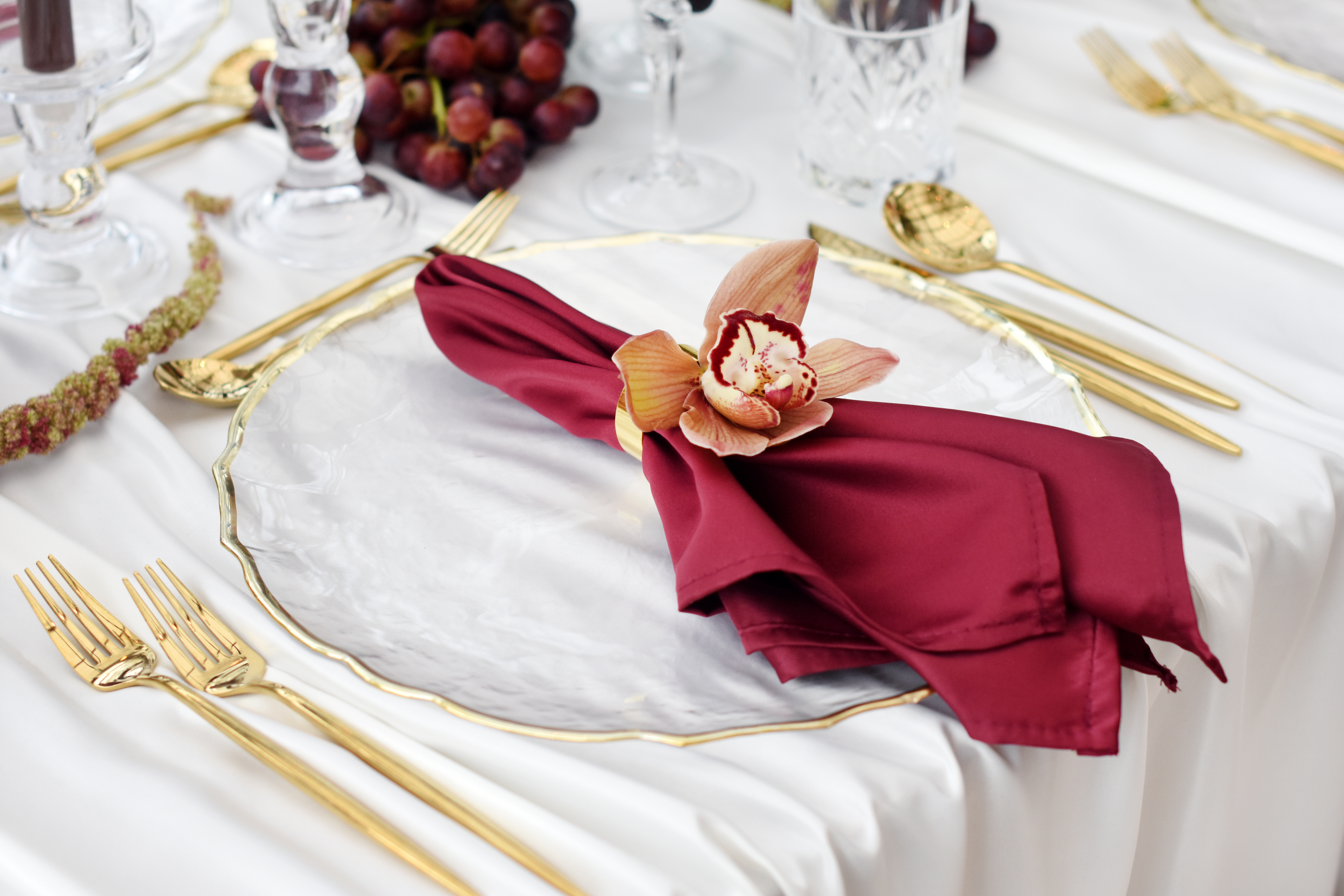 Tischdeko_Platzteller_Goldrand_Serviette_dunkelrot_besteck_gold_Verleih_Heilbronn