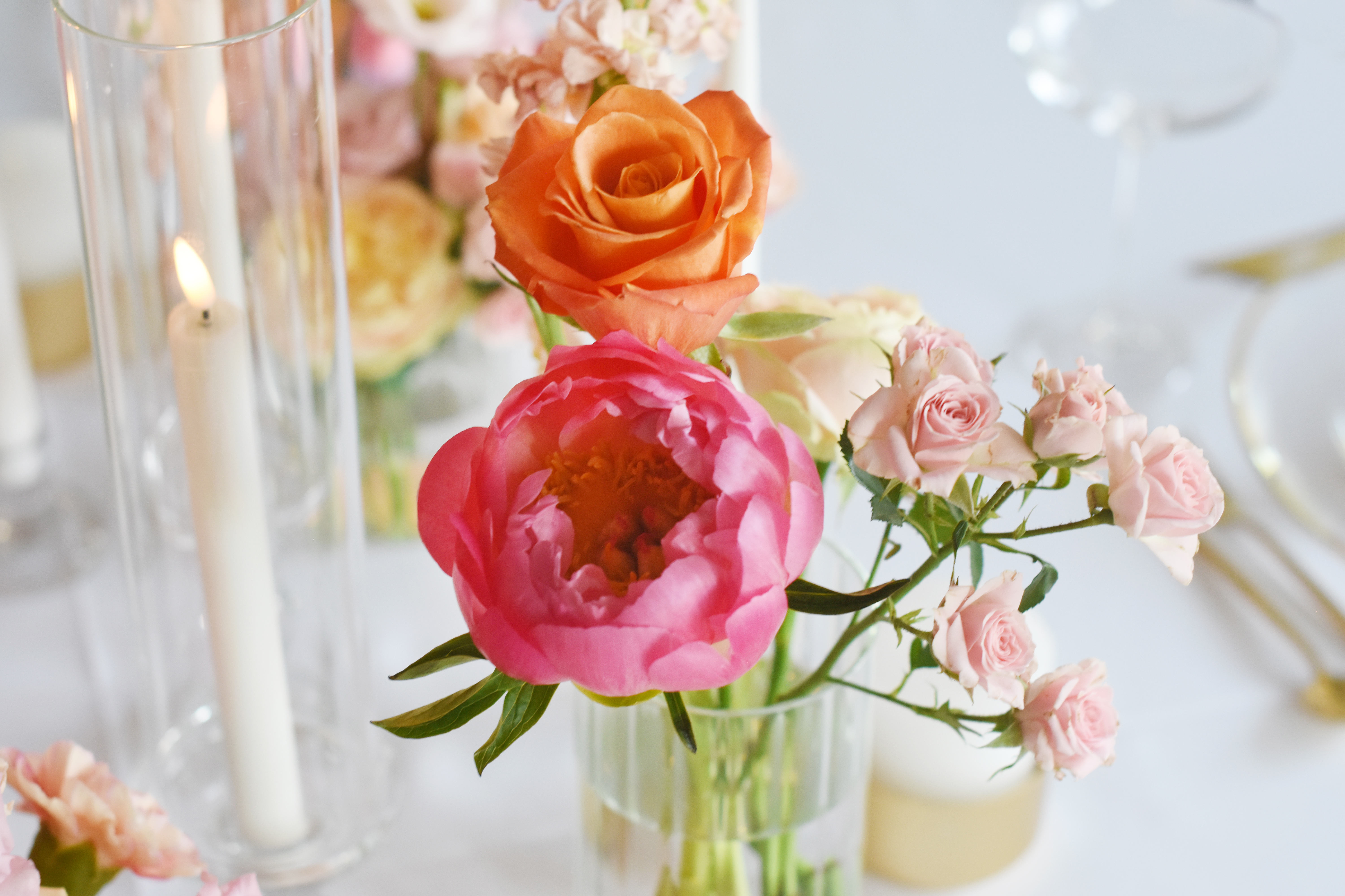 Dekoration_Tisch_Blumen_Sommer_Pfingstrosen_coral_sunset_apricot_koralle_Graphfruit_5