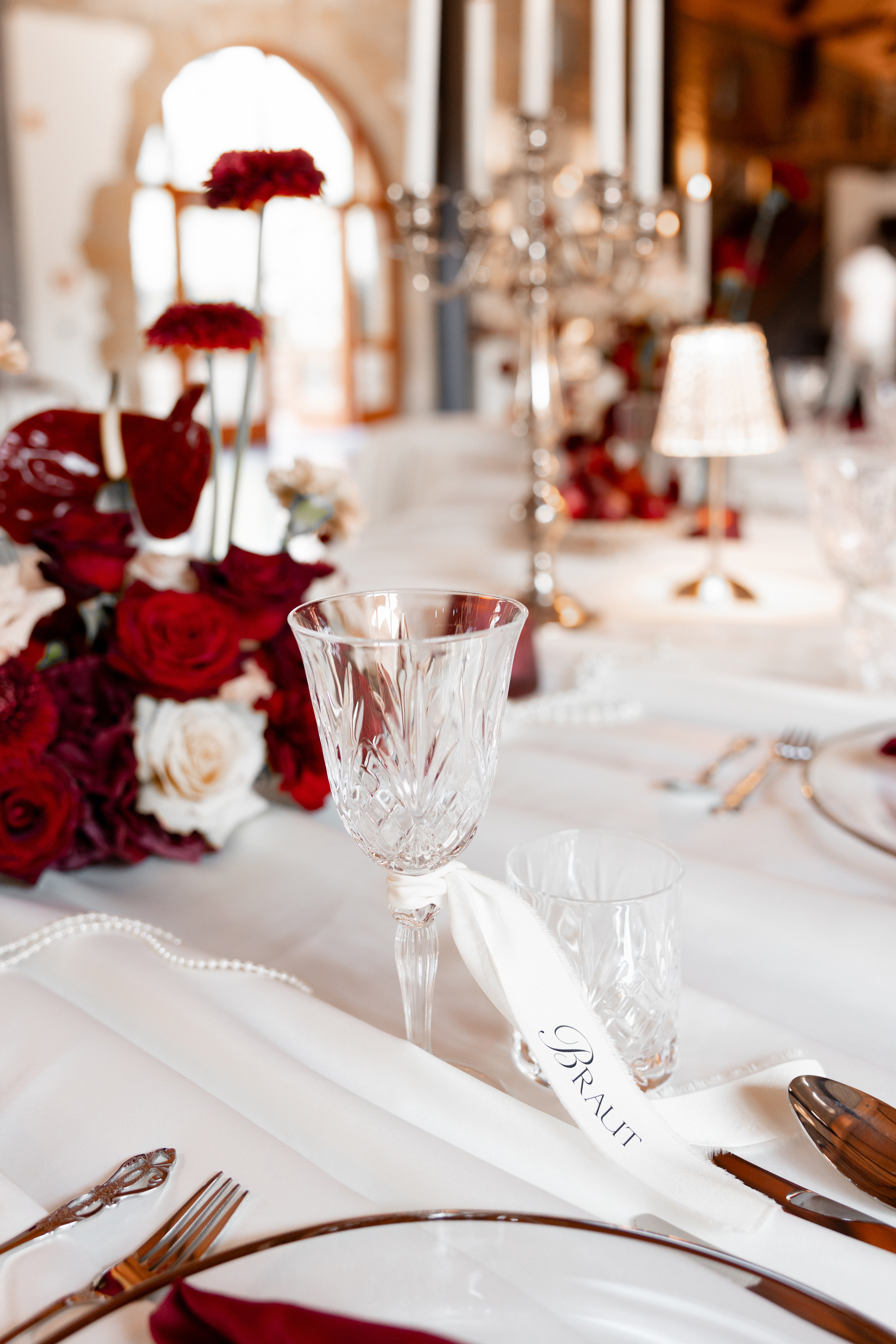 Hochzeit_Tisch_Blumen_5-arm_Kerzenleuchter_Platzteller_Besteck_exklusiv_Dekoration_mieten_Eventscheune_Ludwigsruhe