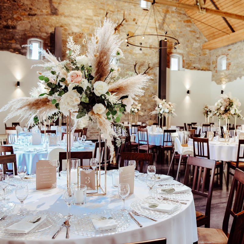 Blumenständer_Metallständer_hoch_gold_Blumendekoration_Hochzeit_Tischdeko_mieten_2
