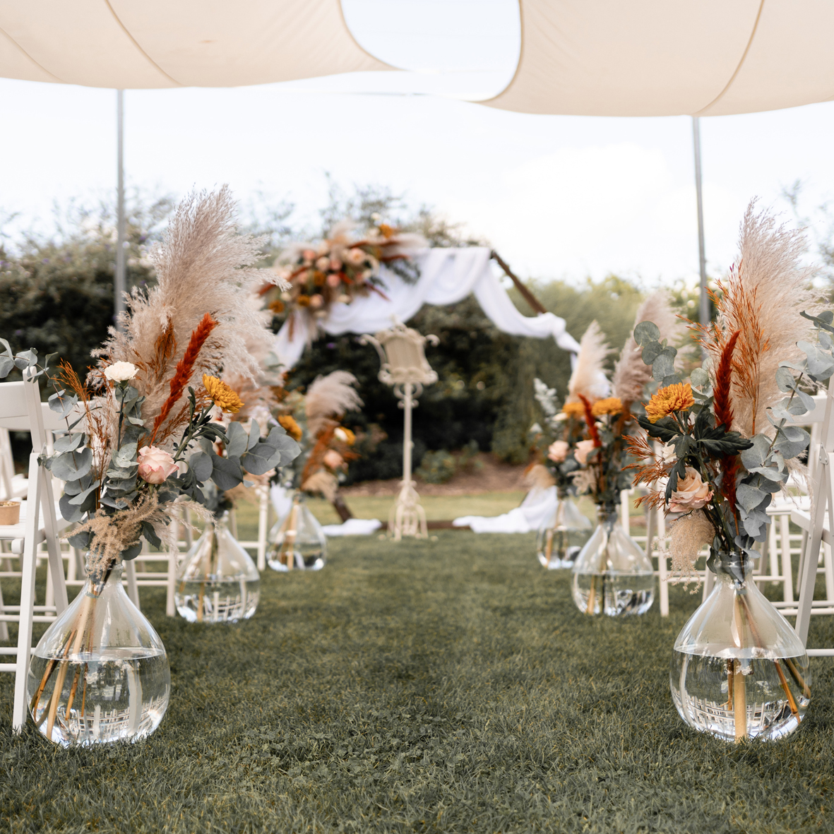 Bodenvase Flaschenvase Ballonvase Glas klar mieten Deko Hochzeit Freie Trauung Spalier