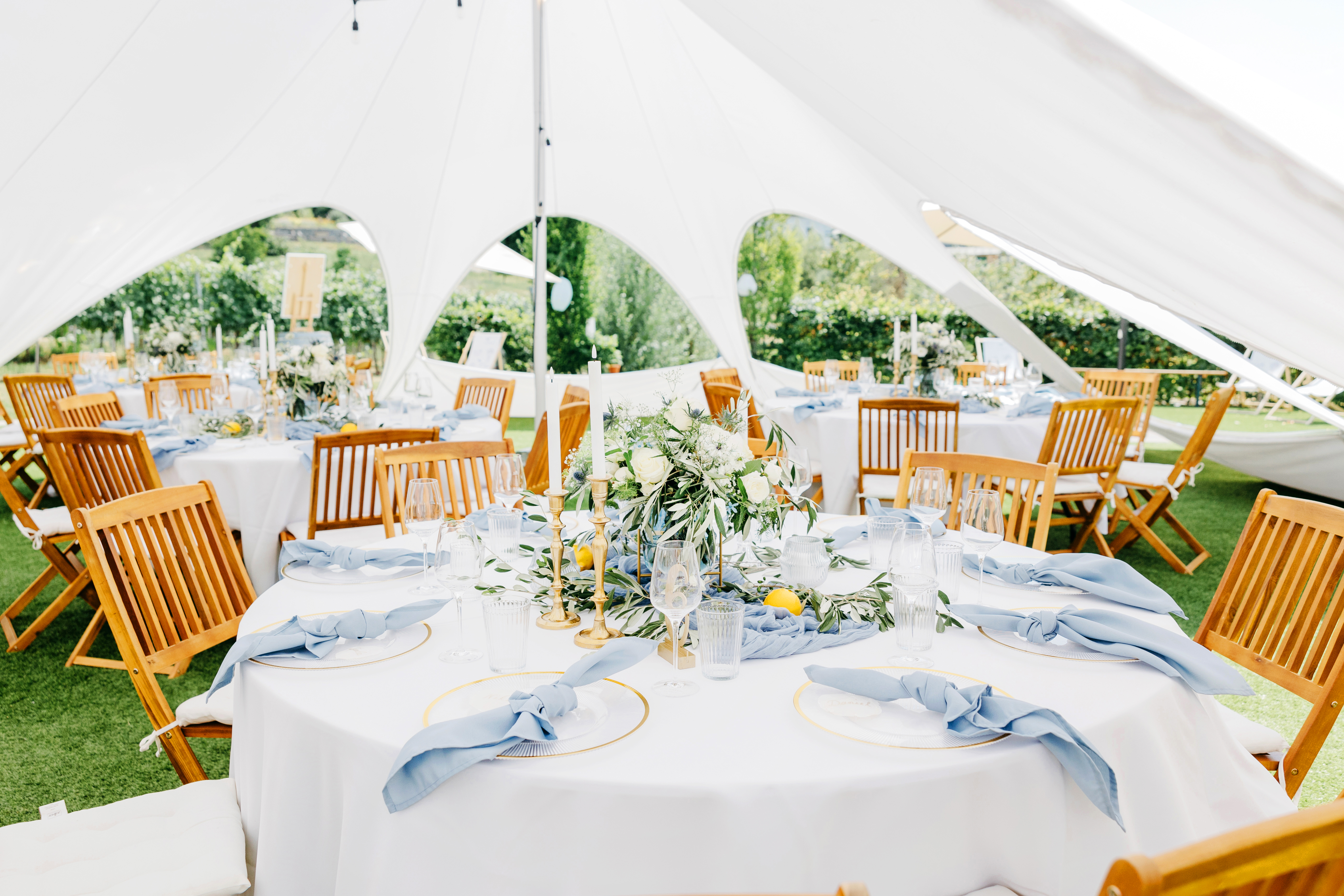 Tischdekoration_Hochzeit_Gartenhochzeit_Weingut_Bihlmayer_mediterran_weiss_blau_olive_zitrone_1