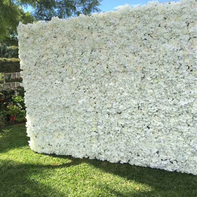 Blumenwand Flowerwall mit Seidenblumen in weiss
