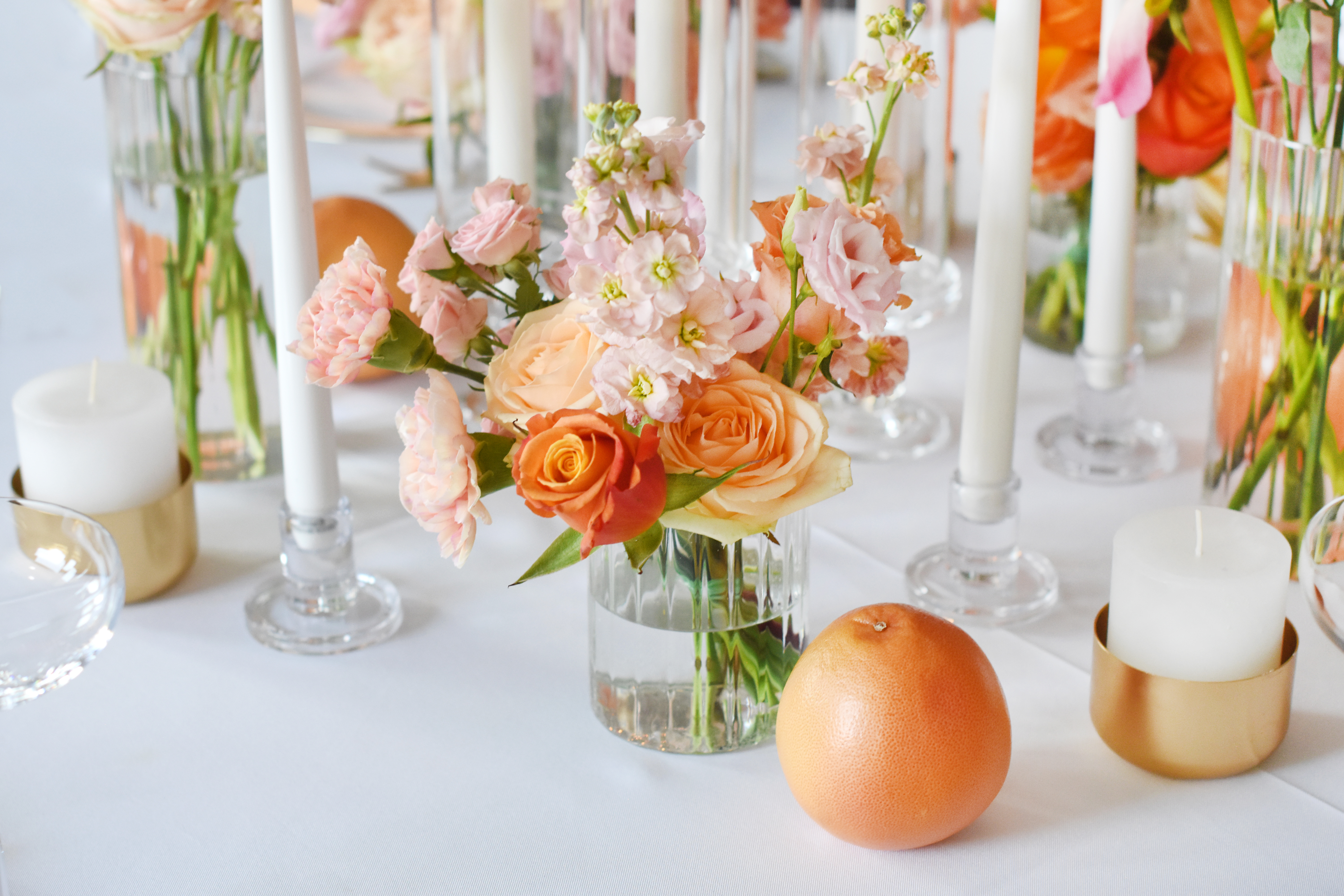 Dekoration_Tisch_Blumen_Sommer_apricot_koralle_Graphfruit_15