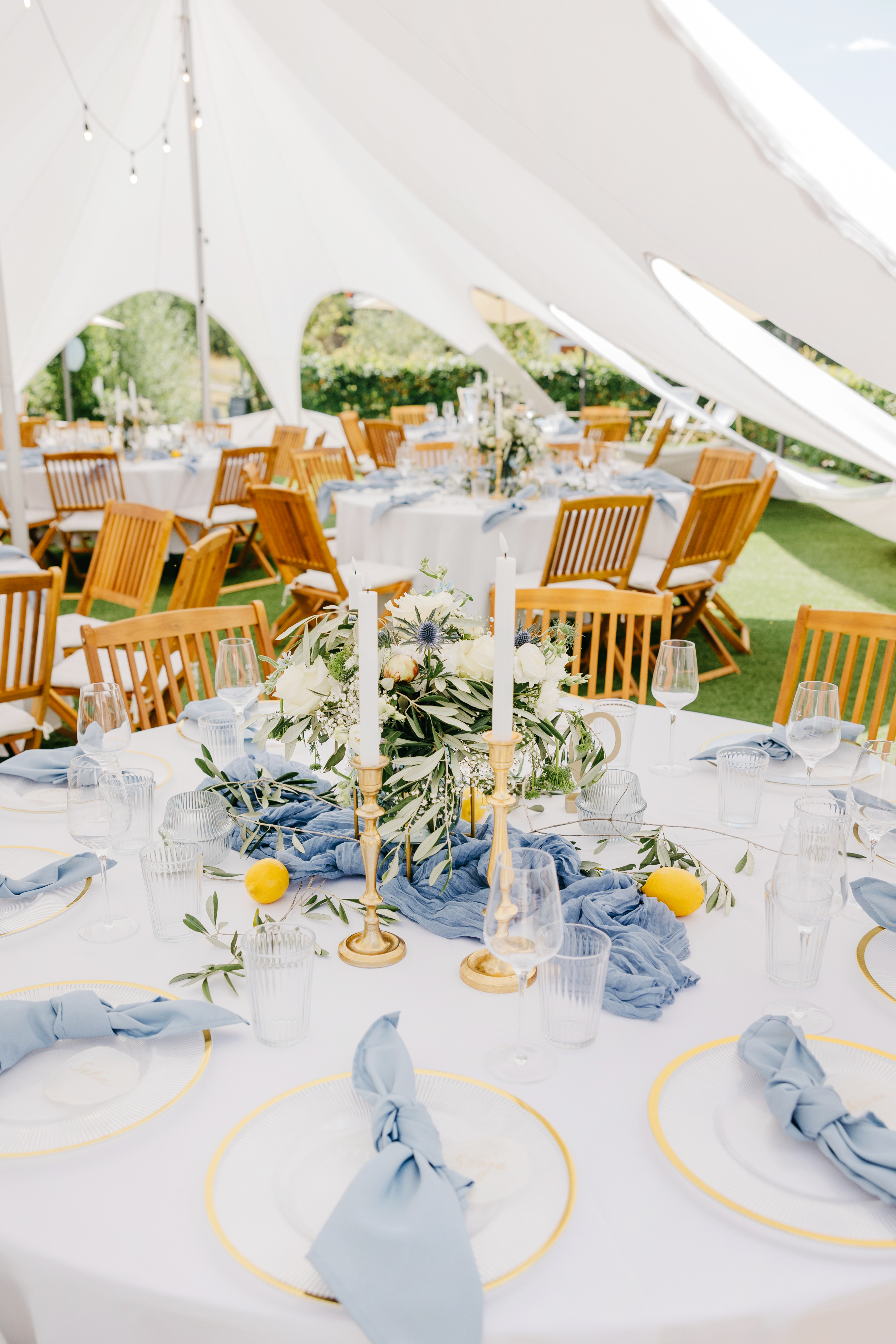 Tischdekoration_Hochzeit_Weingut_bihlmayer_Blumen_Olive_Rosen_Oxipedalum_Schleierkraut_Nigella_weiss_blau_2