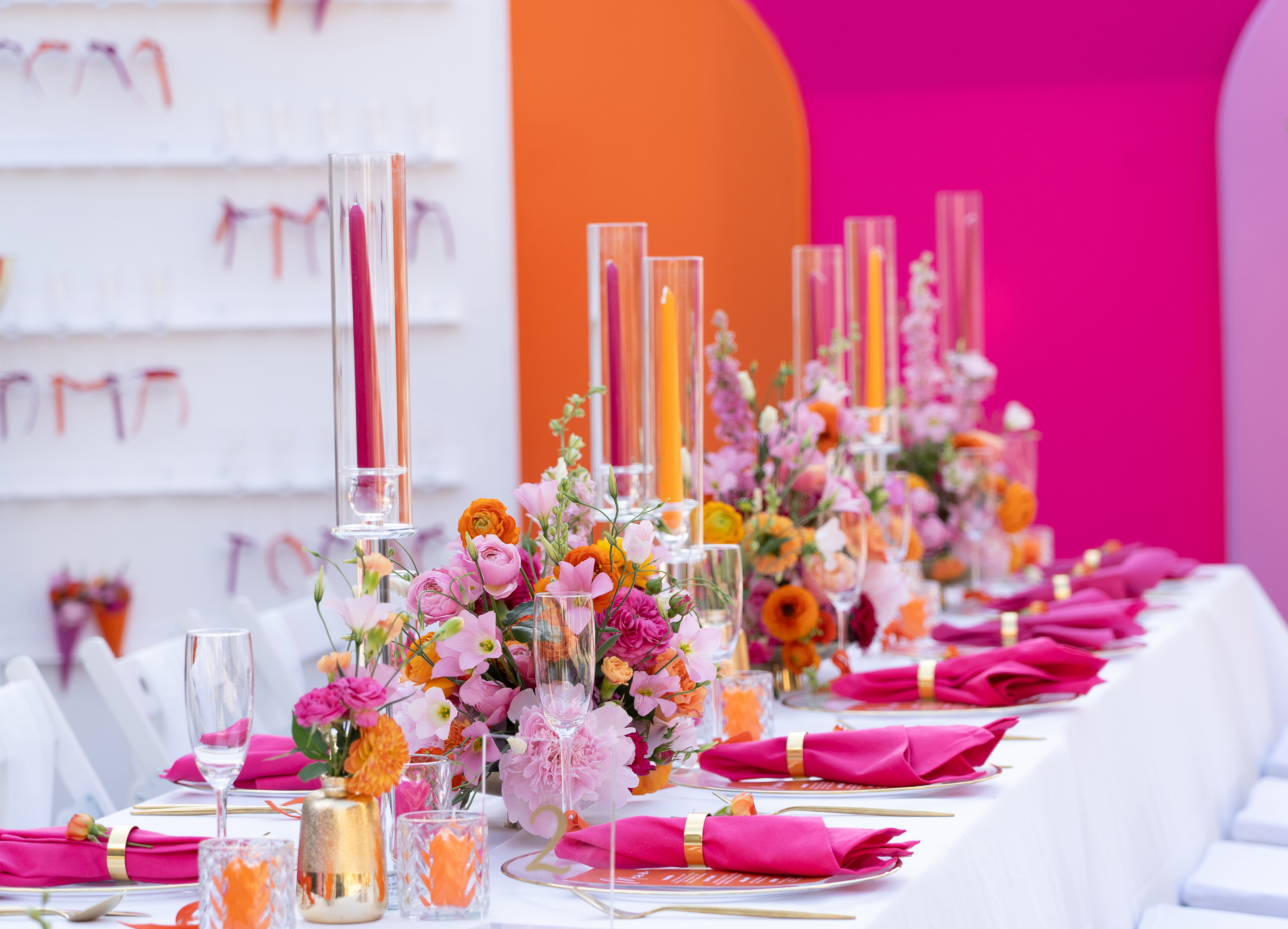 Tischdekoration_Hochzeit_pink_orange_gold_Vase_Blumen_Teelichthalter_mieten