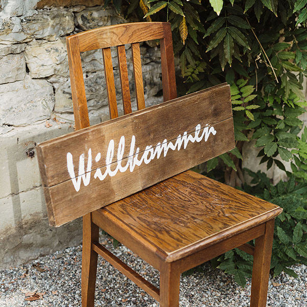 Holzschild Willkommen mieten