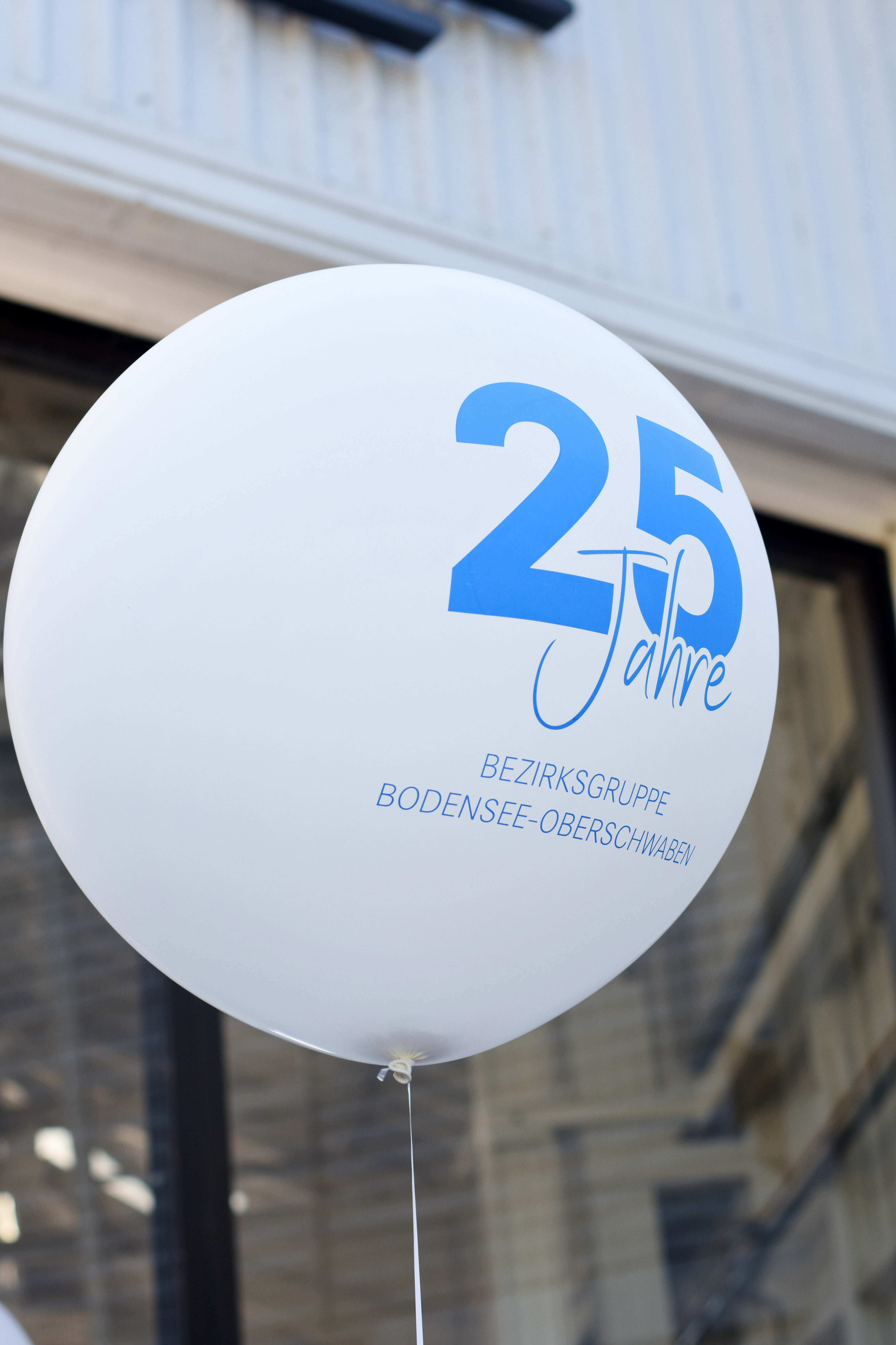 Dekoration_Firmenevent_Eingang_Empfang_Heliumbaloon_modern_puristisch_weiss_blau_grau_schwarz_18