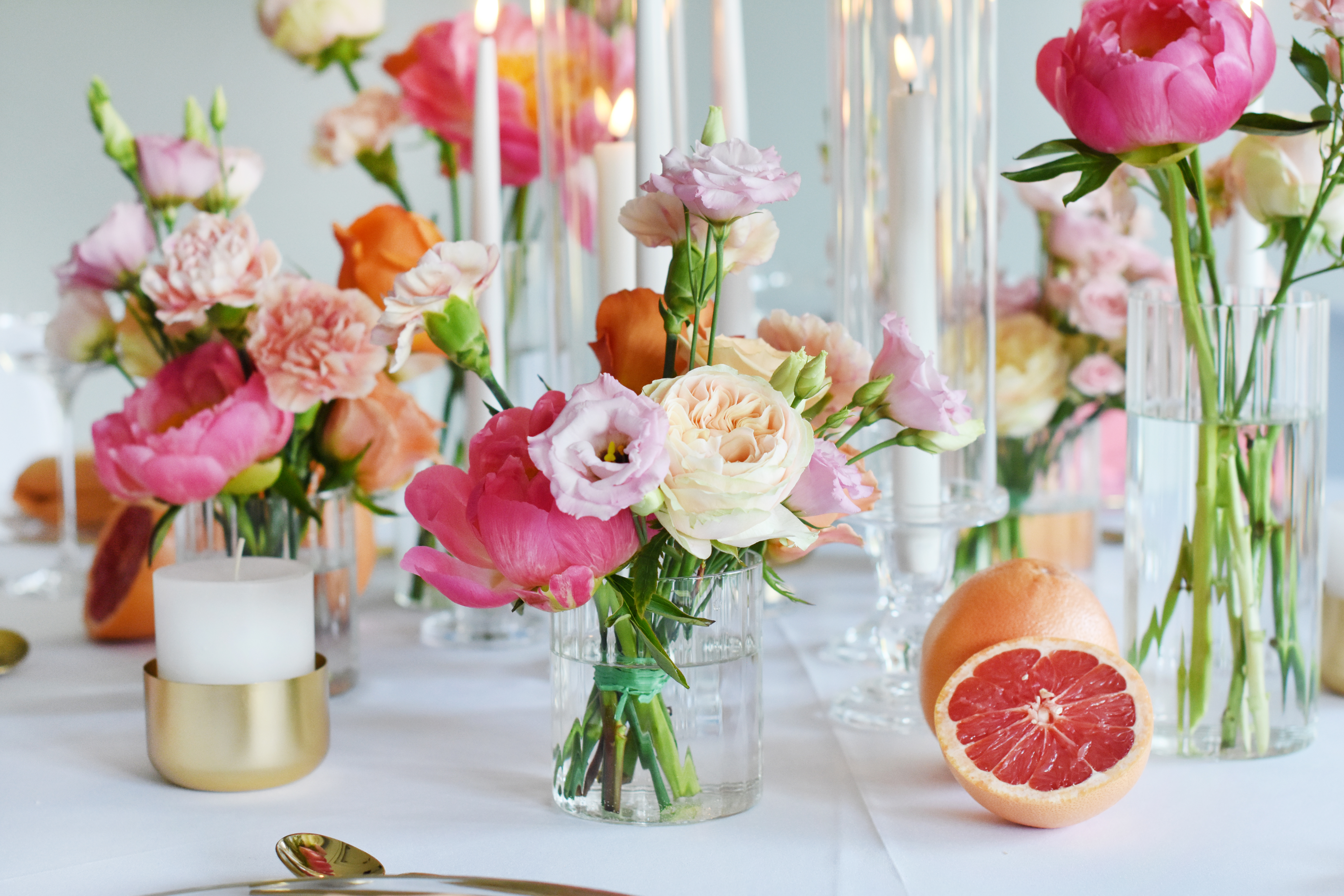 Dekoration_Tisch_Deko_Vasen_mieten_Blumen_Sommer_apricot_koralle_Graphfruit_11