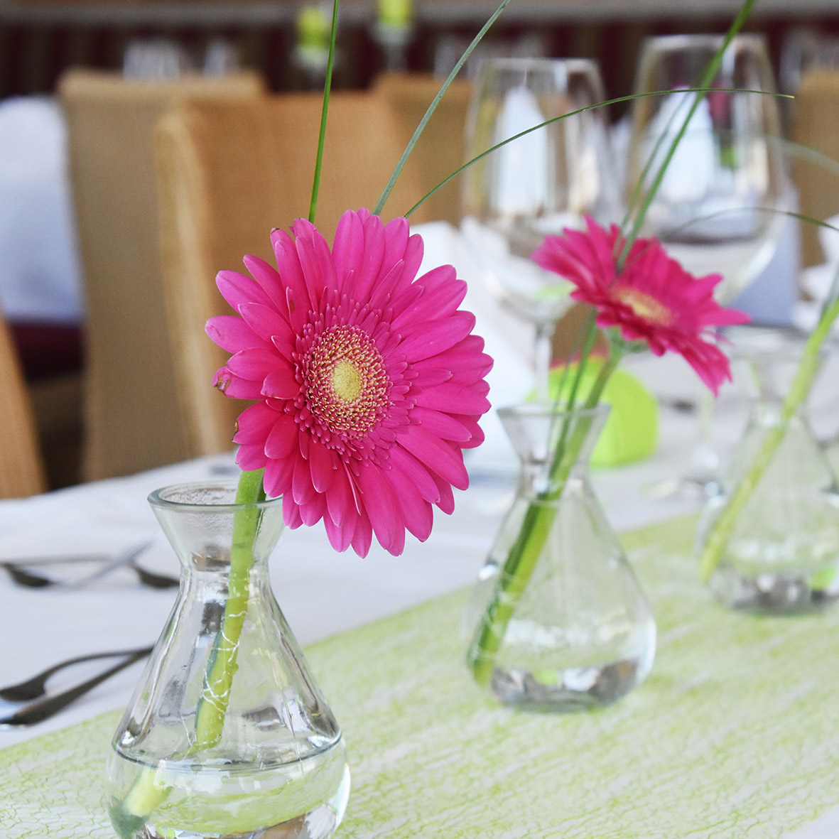 Flaschenvasen mit Holz-Tablett Tischdeko Biertisch Deko mieten Hochzeit Garten_3