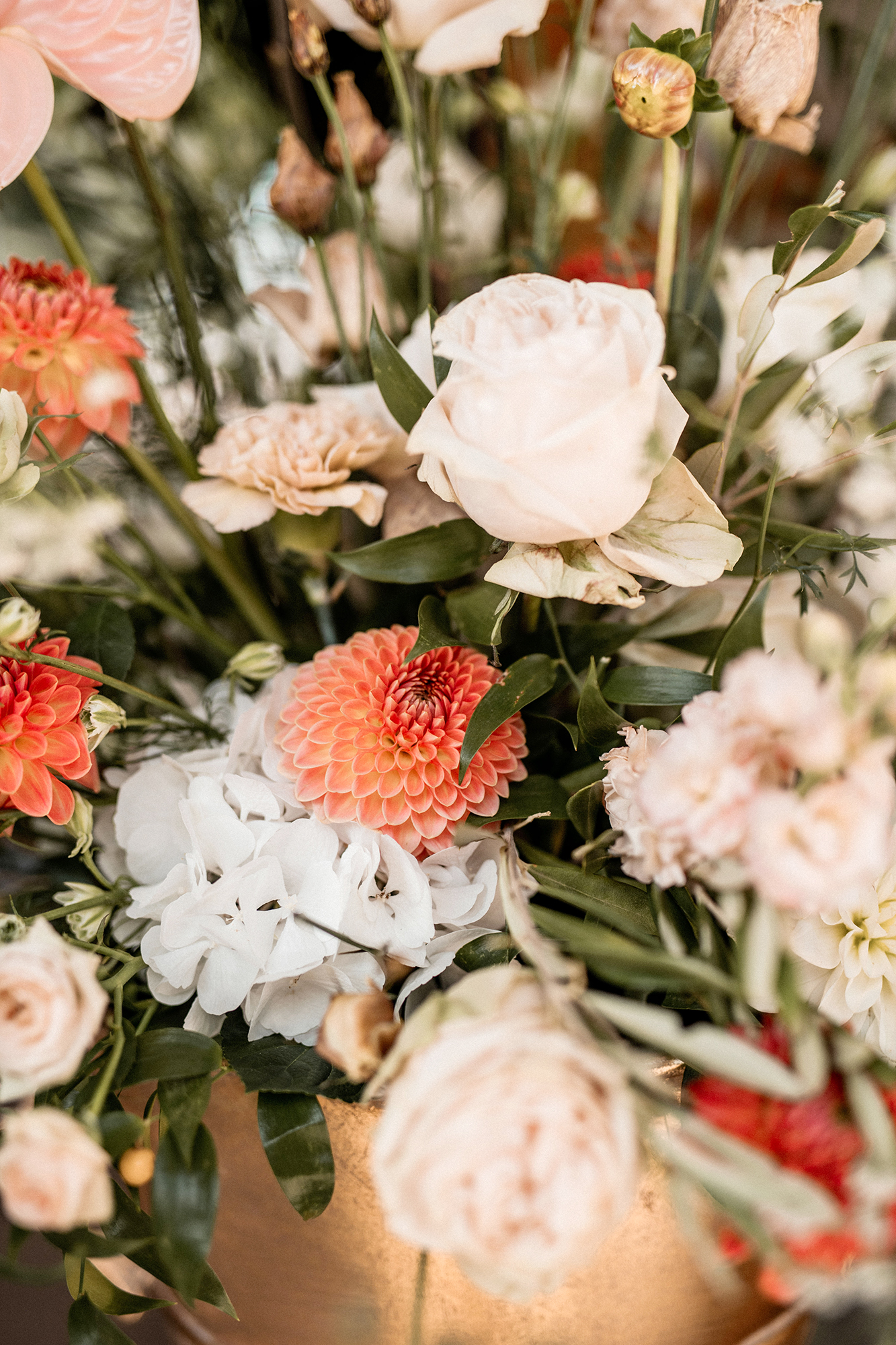 Hochzeit_Blumen_Floristik_Gesteck_creme_apricot_koralle
