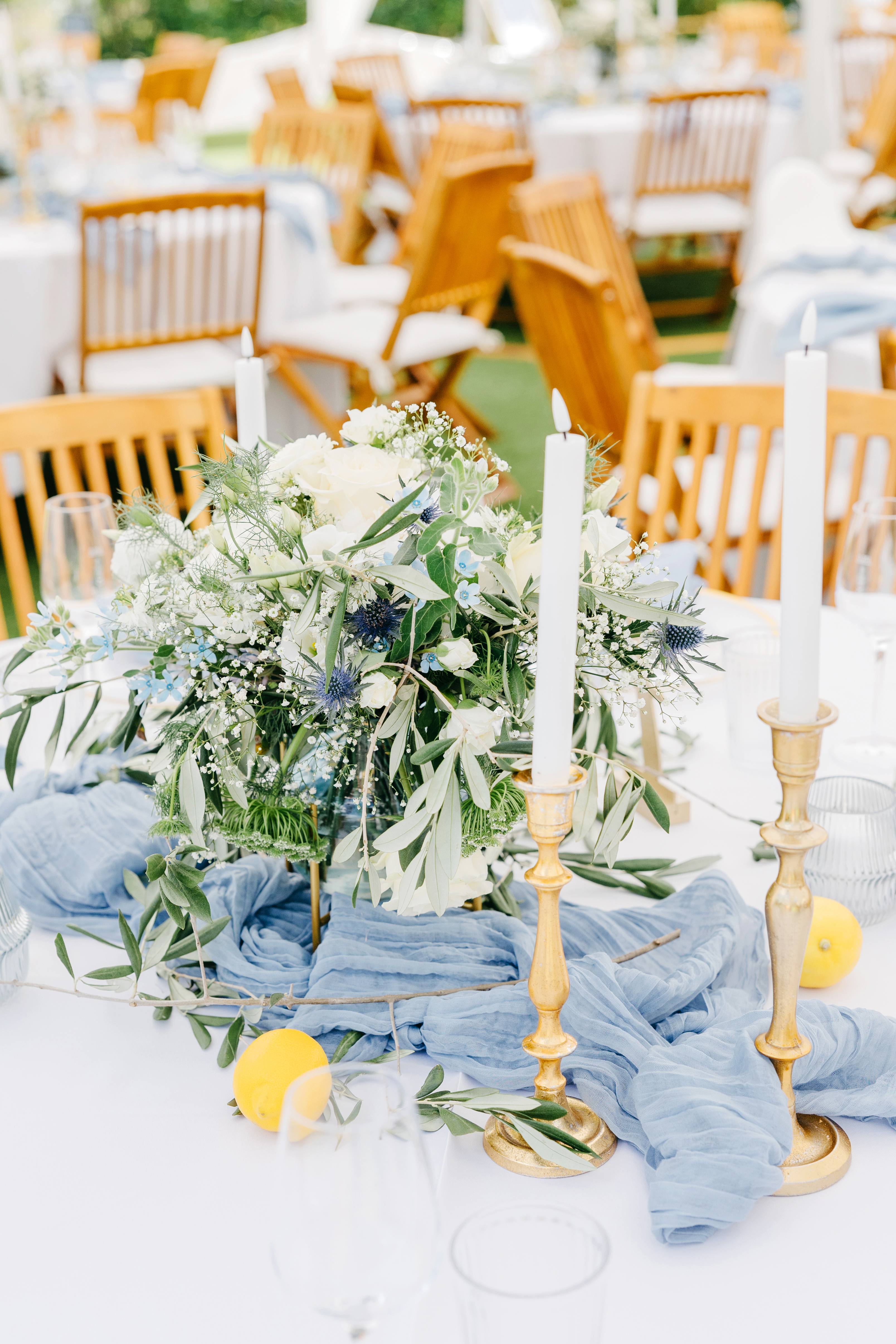 Tischdekoration_Hochzeit_Gartenhochzeit_Weingut_Bihlmayer_mediterran_weiss_blau_olive_zitrone_3