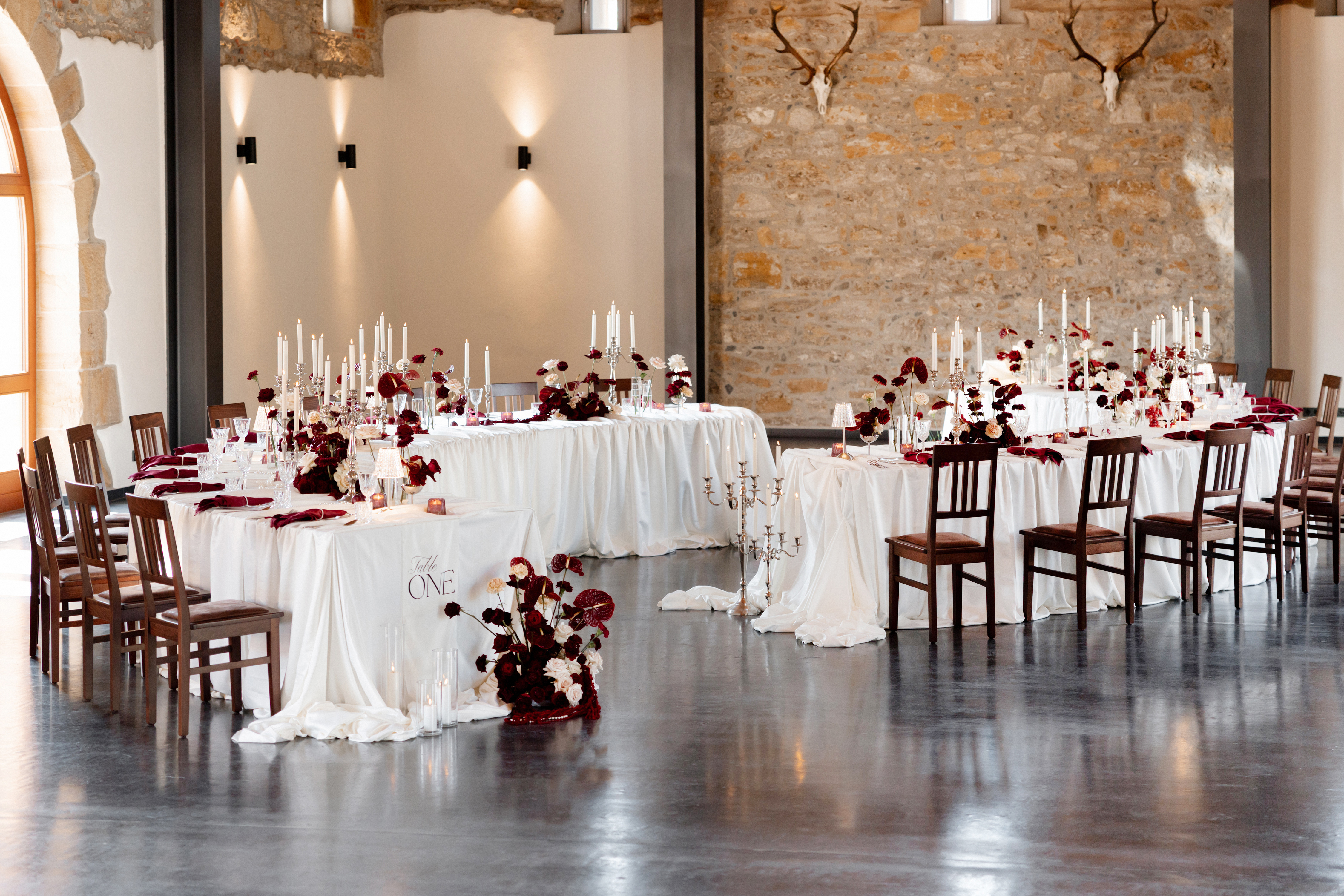 Dekoration_exklusiv_Eventscheune_Langenburg_Hochzeit_5-arm_Kerzenleuchter_bodenlange-Tischdecken_Blumengestecke_bordeaux_burgundy