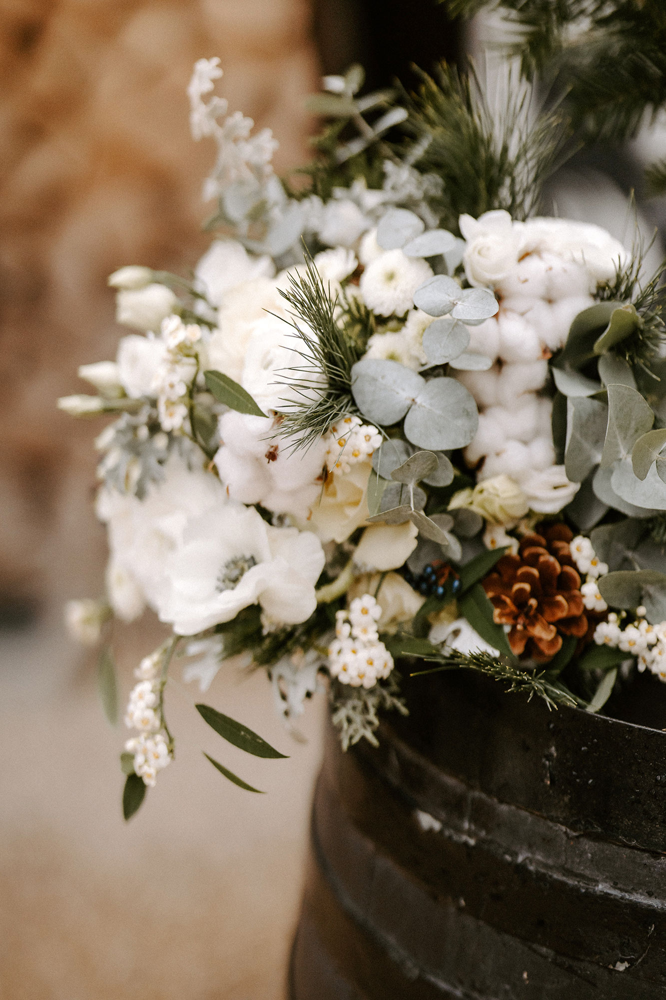 Brautstrauss_Wintermaerchen_exklusiv_Rosen_Baumwolle_Seidenkiefer_Eukalyptus_Viburnum_Beeren_weiss-blau