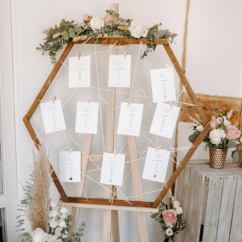 Sitzplan Tischplan Willkommensschild Hexagon für Staffelei Holz braun für Hochzeit und Veranstaltung [mieten]