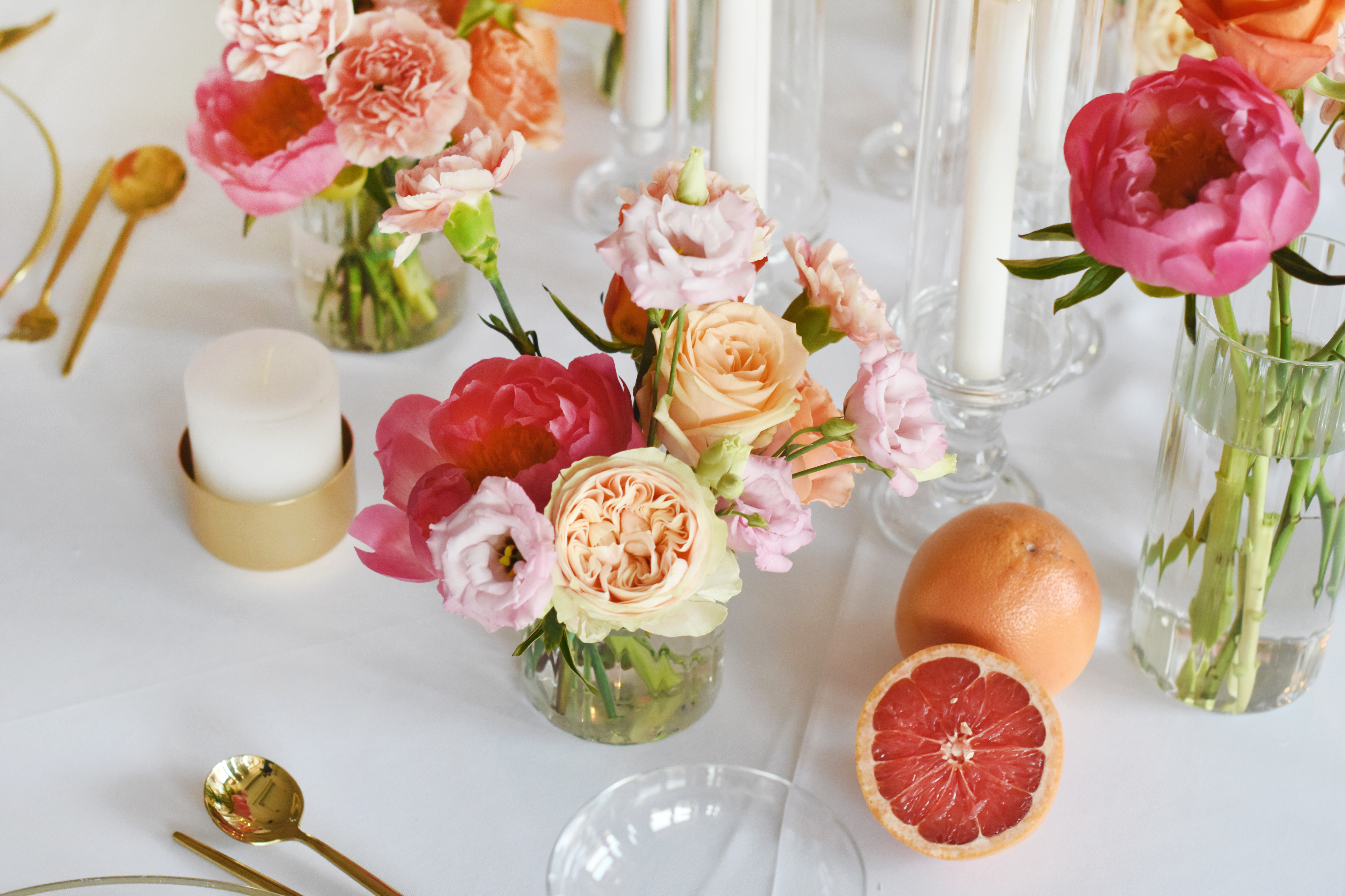 Dekoration_Tischdeko_mieten__Blumen_Sommer_apricot_koralle_Graphfruit_6